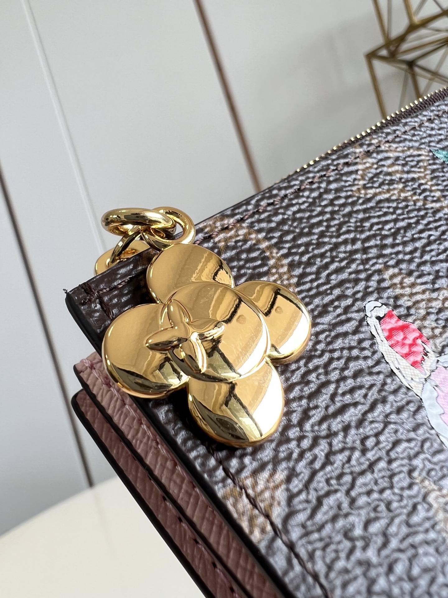 【顶级原单 M15334 】本款 Lisa 钱夹来自 Vivienne Wintery Travel 系