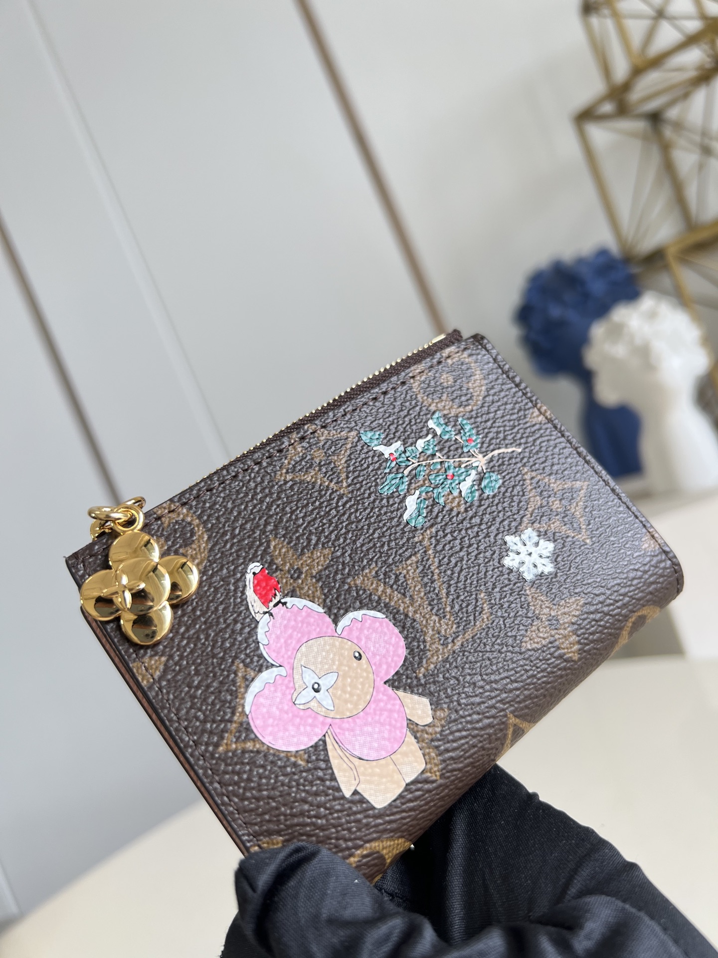 【顶级原单 M15334 】本款 Lisa 钱夹来自 Vivienne Wintery Travel 系