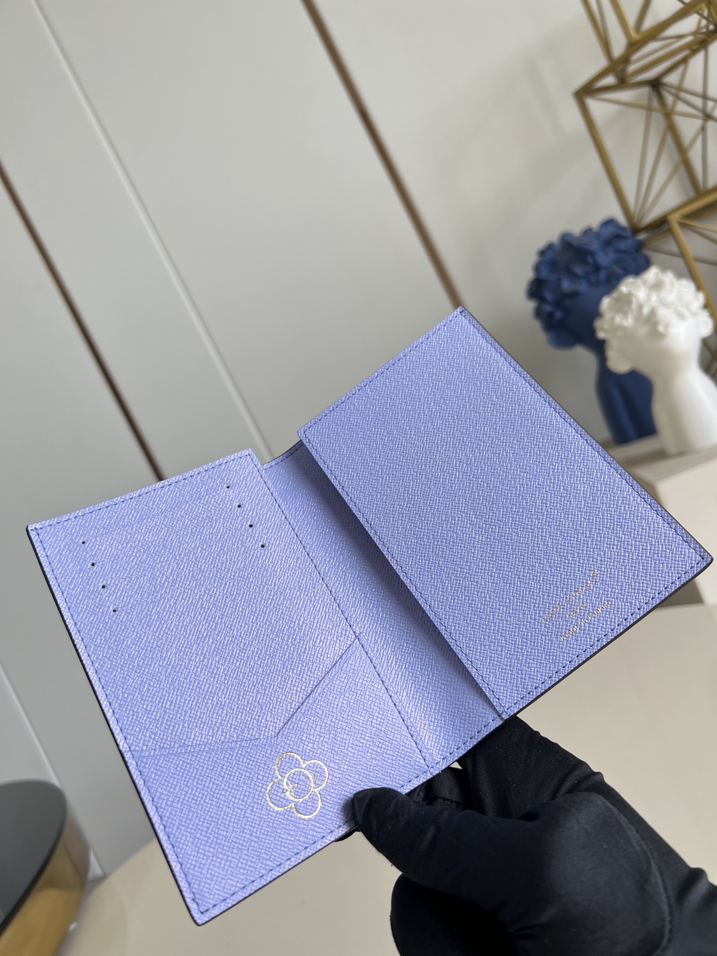 【顶级原单 M15320 】本款护照套出自 Vivienne Wintery Travel 系列，以妙趣