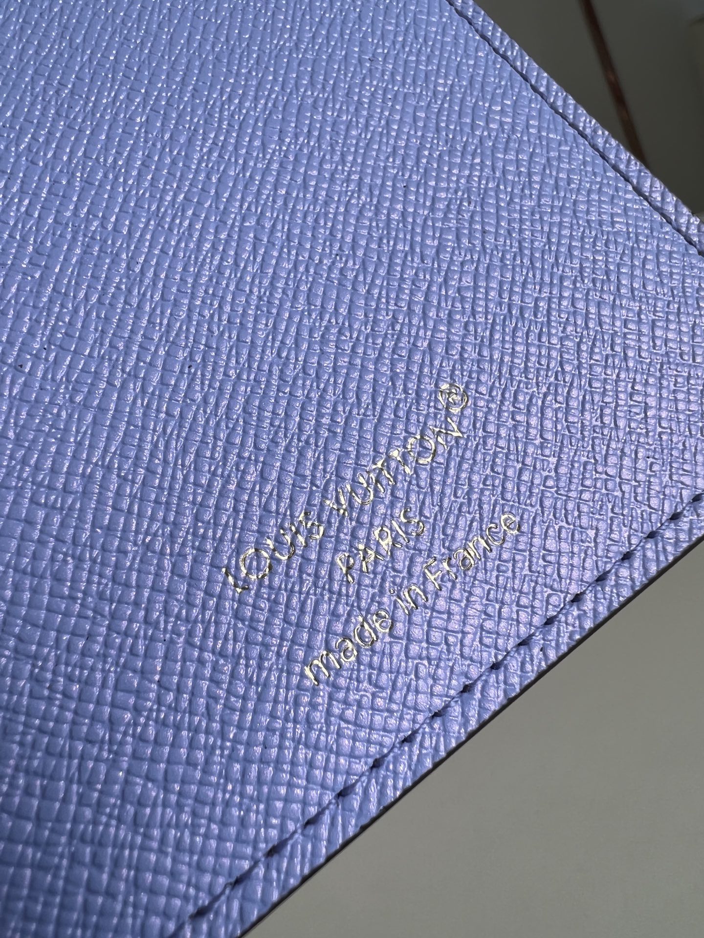 【顶级原单 M15320 】本款护照套出自 Vivienne Wintery Travel 系列，以妙趣