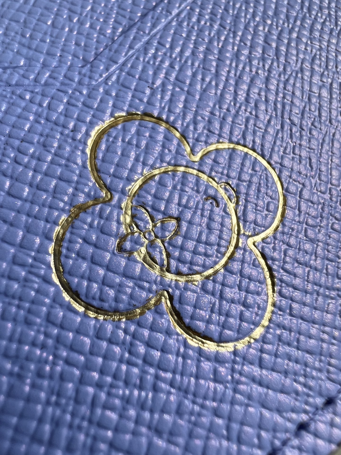 【顶级原单 M15320 】本款护照套出自 Vivienne Wintery Travel 系列，以妙趣