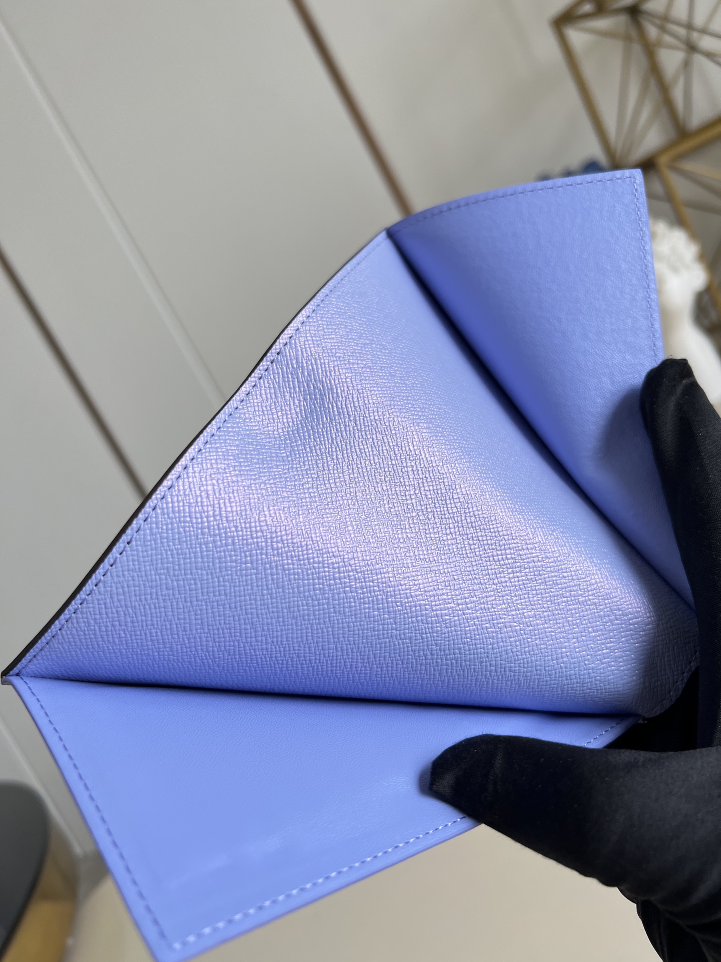 【顶级原单 M15320 】本款护照套出自 Vivienne Wintery Travel 系列，以妙趣