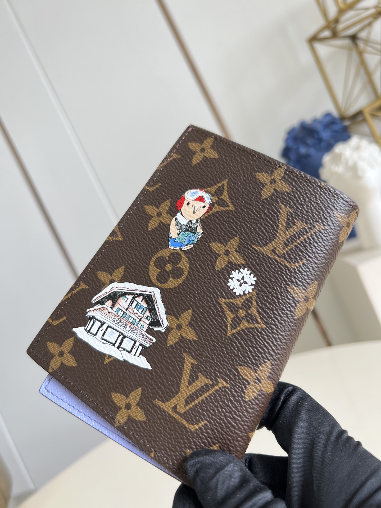 【顶级原单 M15320 】本款护照套出自 Vivienne Wintery Travel 系列，以妙趣