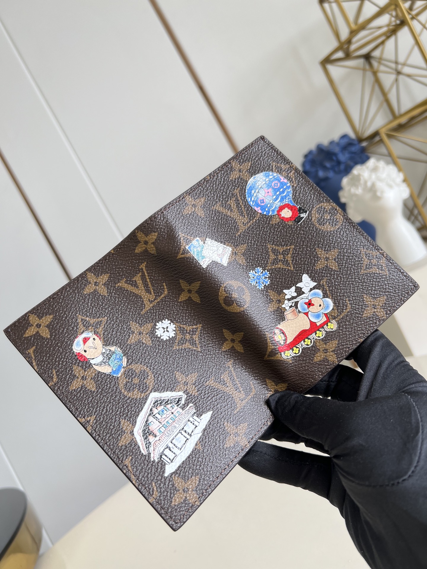 【顶级原单 M15320 】本款护照套出自 Vivienne Wintery Travel 系列，以妙趣