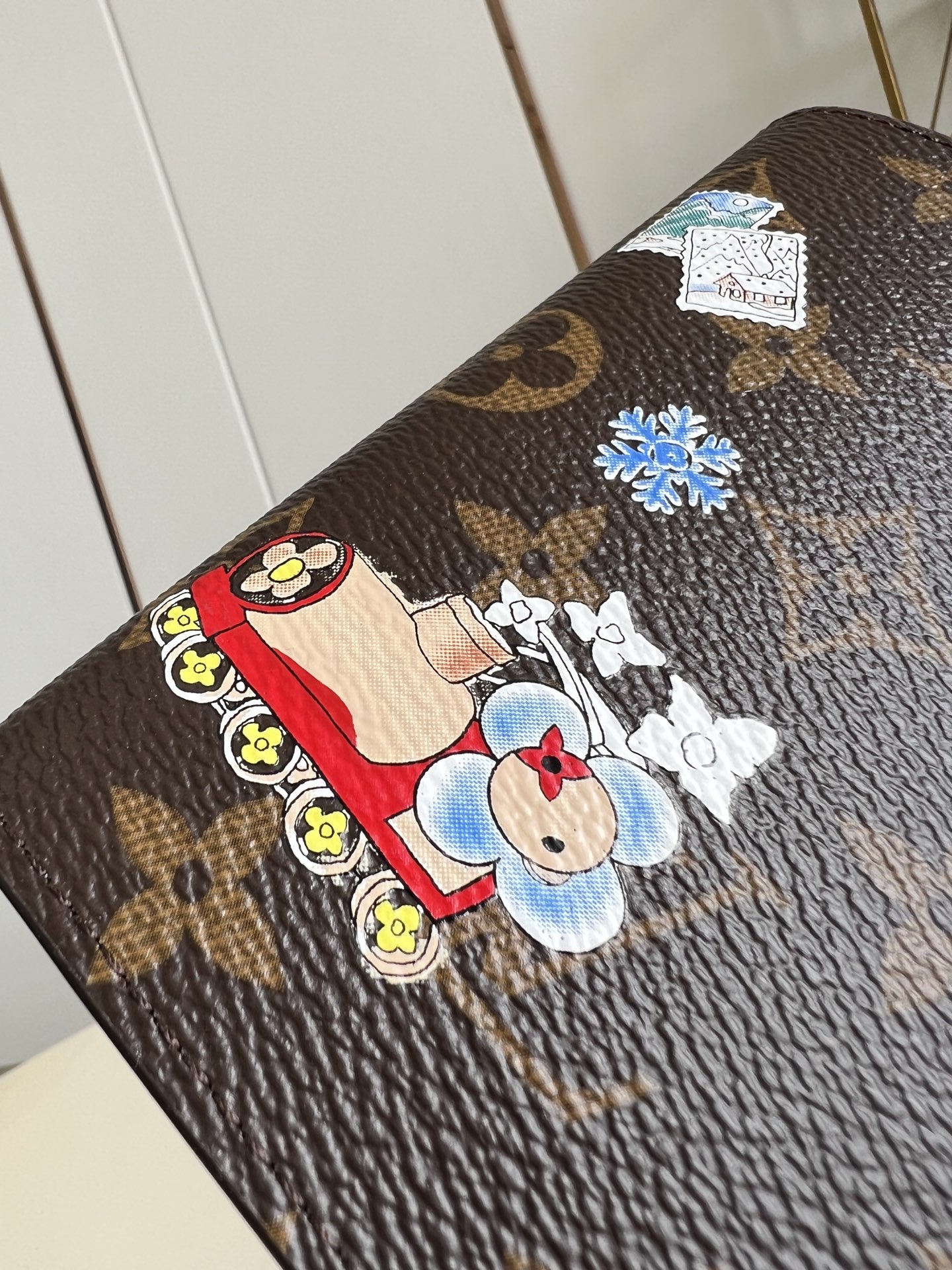 【顶级原单 M15320 】本款护照套出自 Vivienne Wintery Travel 系列，以妙趣