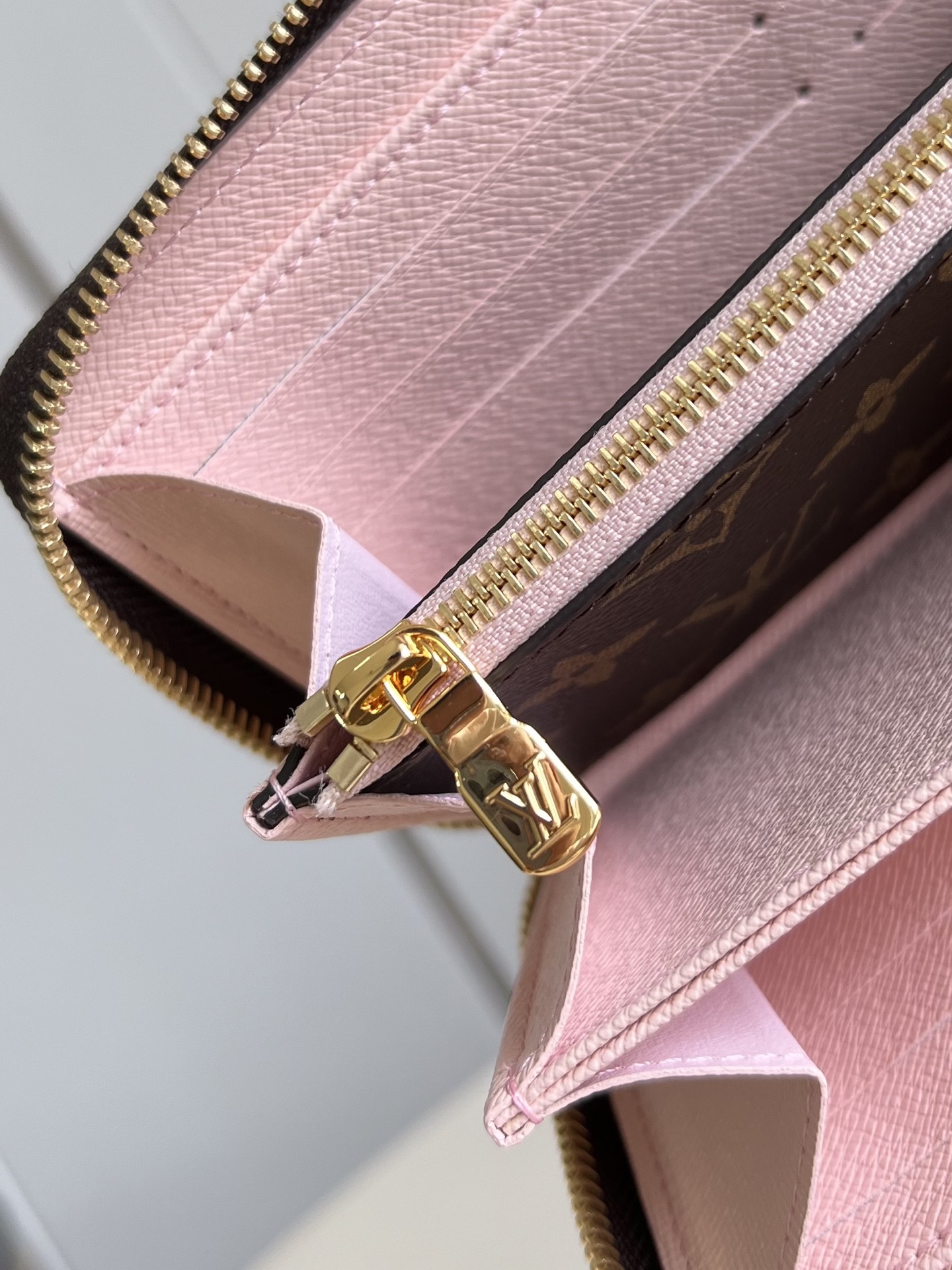 【顶级原单 M26256 】這款饒富玩味版本的標誌性拉鍊錢包是品牌於Vivienne Wintery T