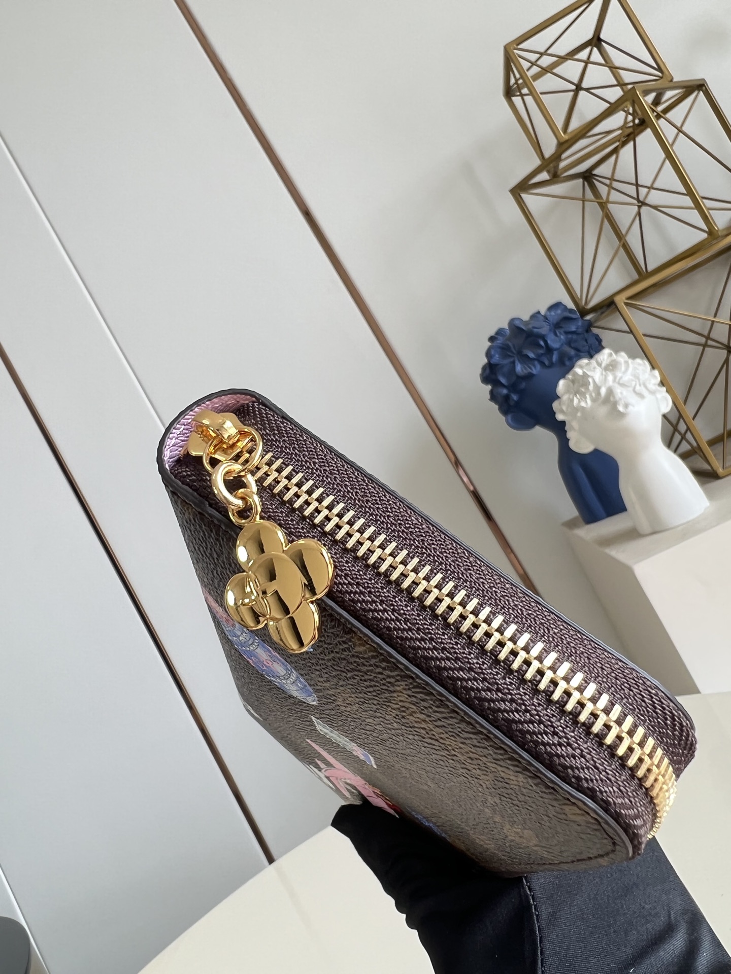 【顶级原单 M26256 】這款饒富玩味版本的標誌性拉鍊錢包是品牌於Vivienne Wintery T