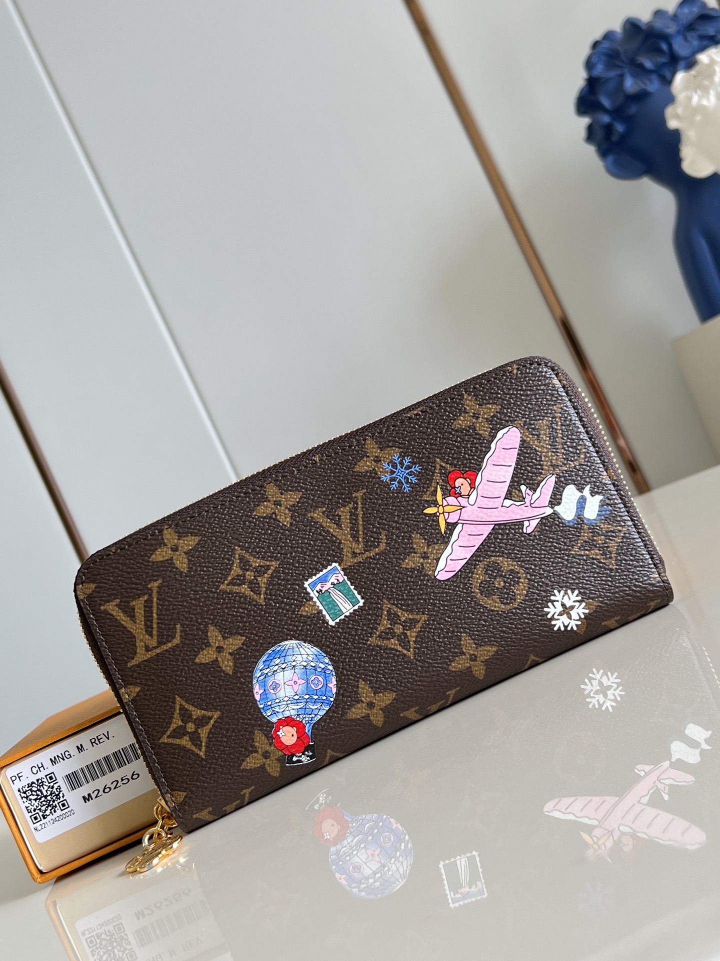 【顶级原单 M26256 】這款饒富玩味版本的標誌性拉鍊錢包是品牌於Vivienne Wintery T