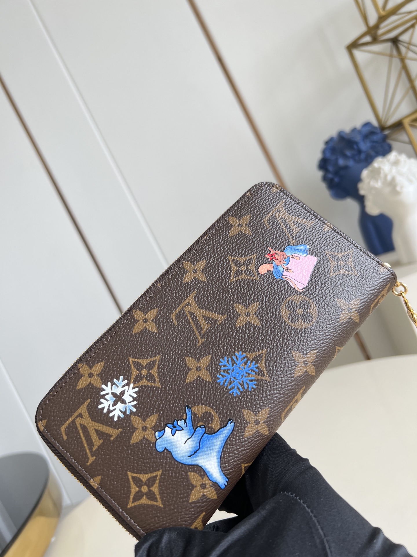 【顶级原单 M26256 】這款饒富玩味版本的標誌性拉鍊錢包是品牌於Vivienne Wintery T