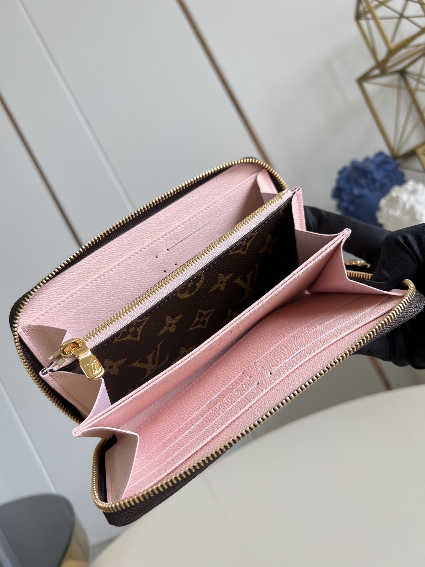 【顶级原单 M26256 】這款饒富玩味版本的標誌性拉鍊錢包是品牌於Vivienne Wintery T