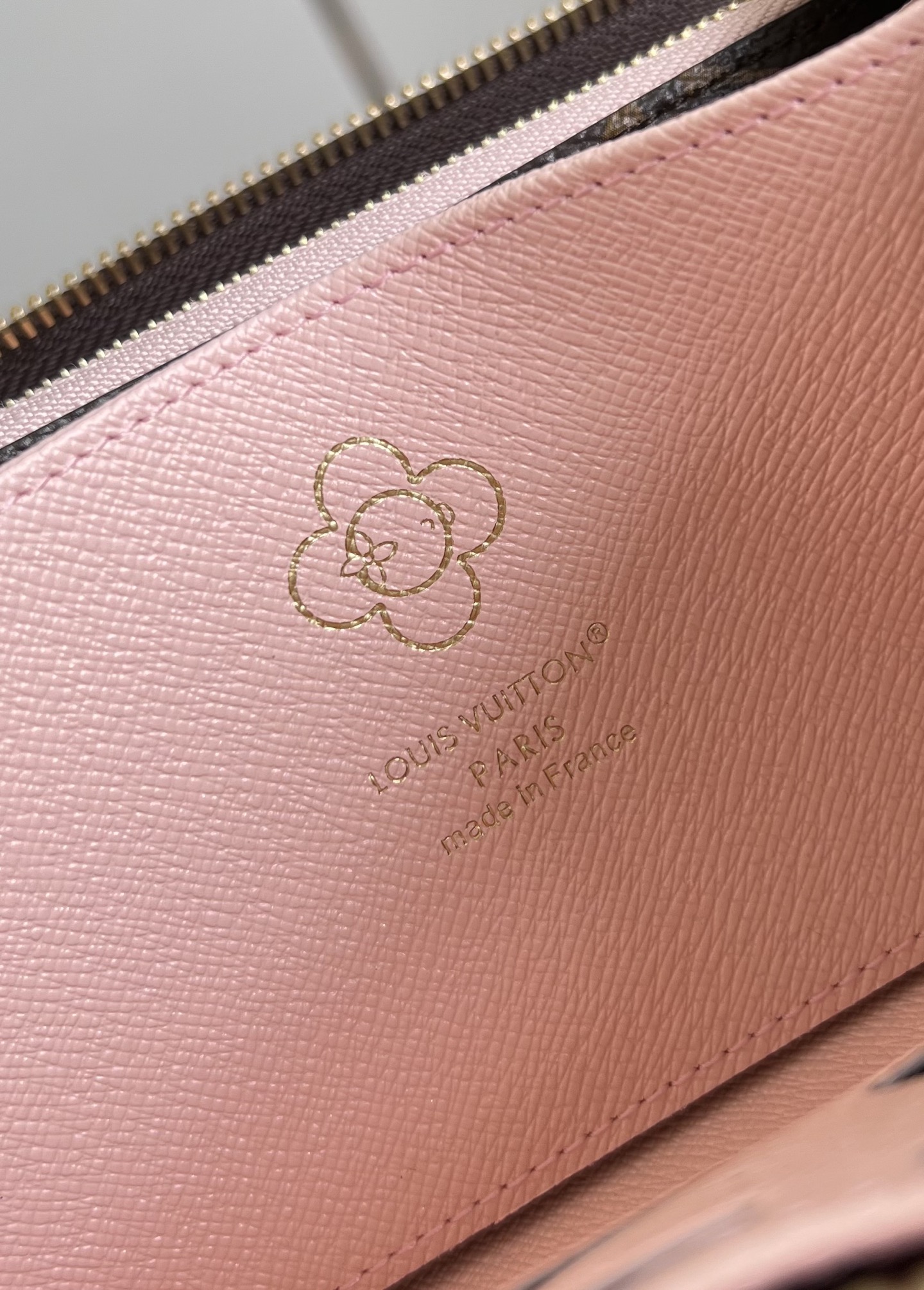 【顶级原单 M26256 】這款饒富玩味版本的標誌性拉鍊錢包是品牌於Vivienne Wintery T