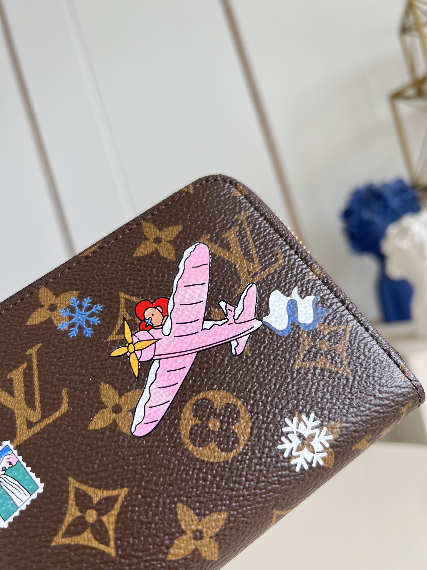 【顶级原单 M26256 】這款饒富玩味版本的標誌性拉鍊錢包是品牌於Vivienne Wintery T