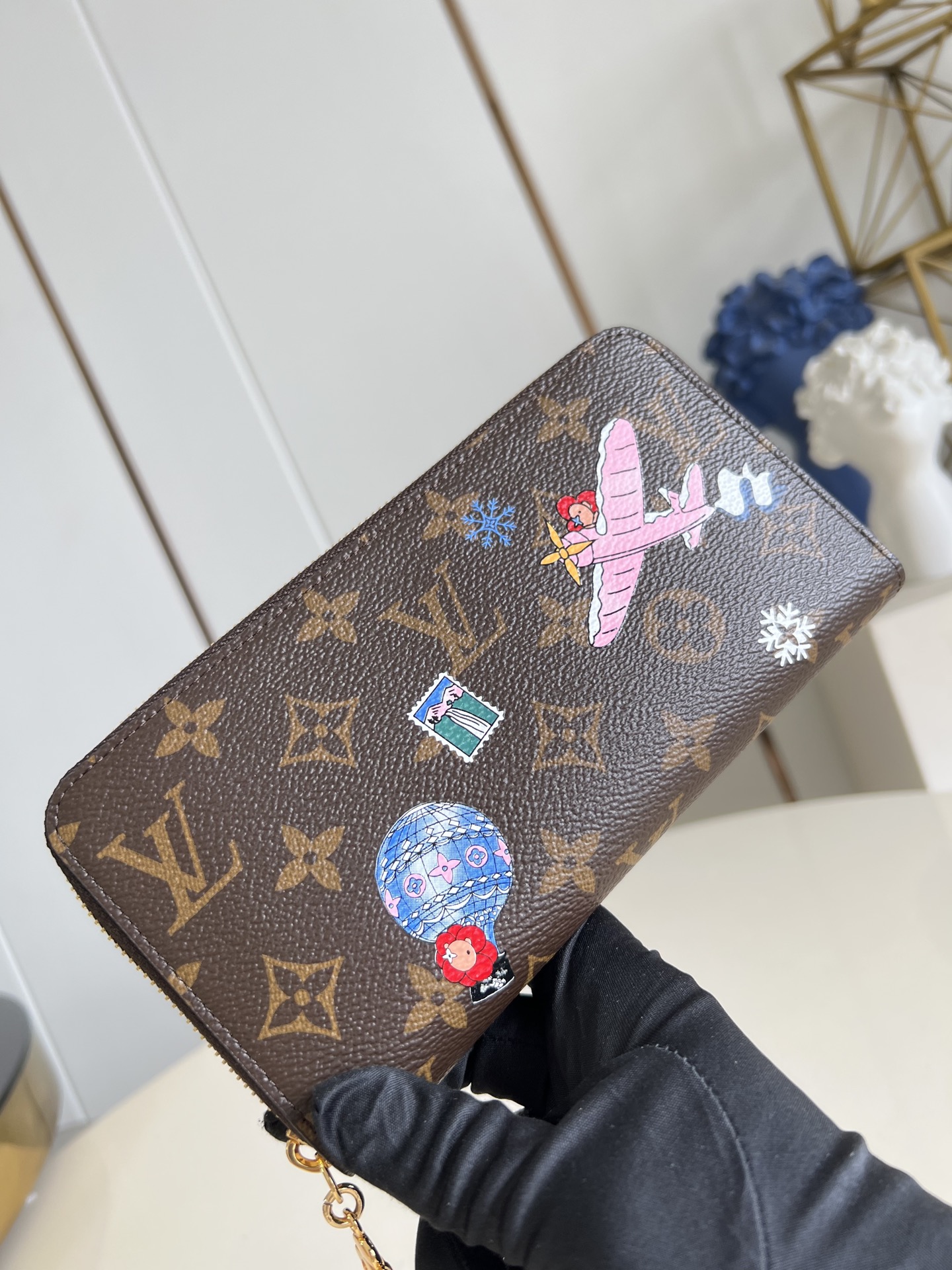 【顶级原单 M26256 】這款饒富玩味版本的標誌性拉鍊錢包是品牌於Vivienne Wintery T