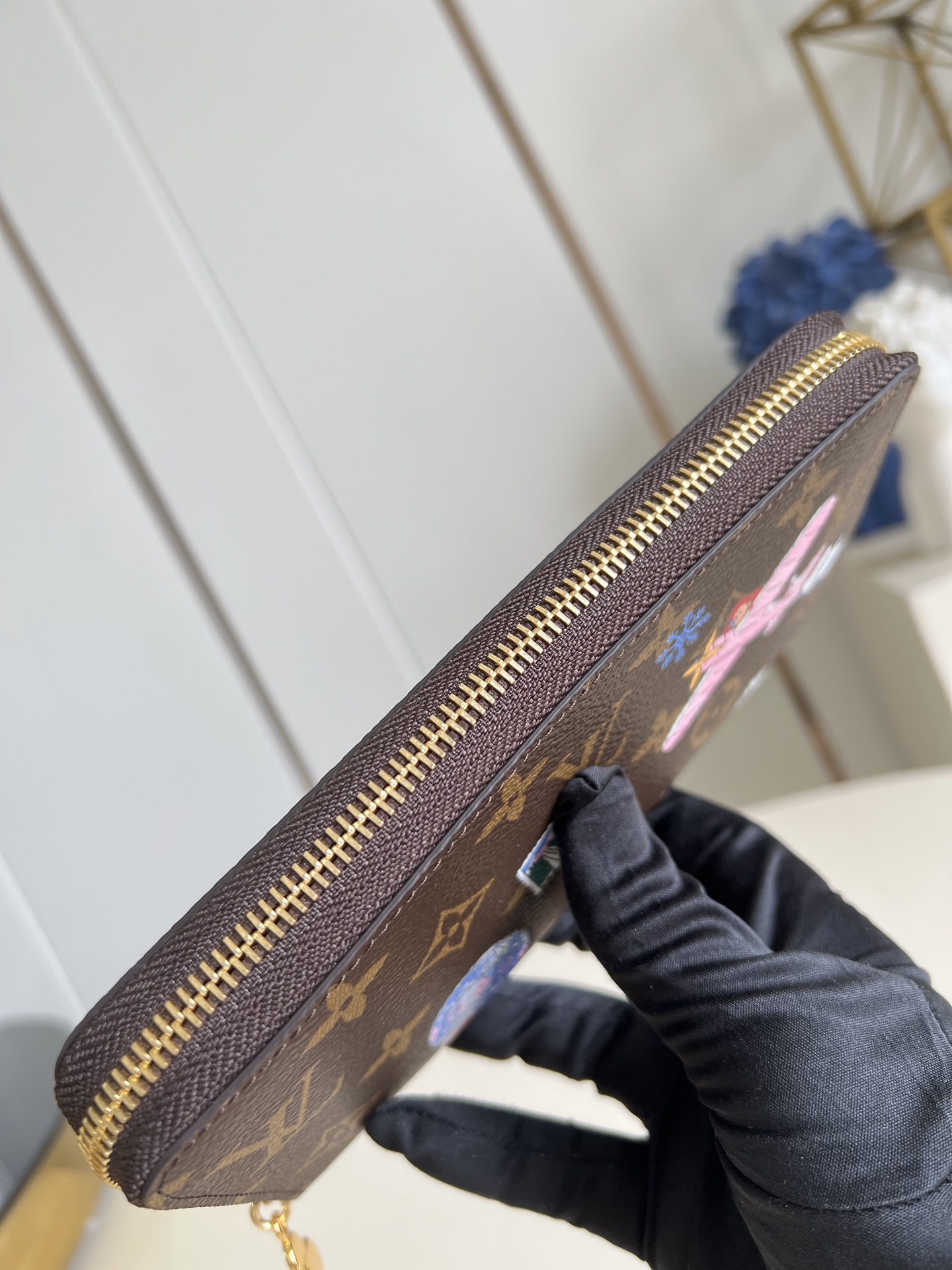 【顶级原单 M26256 】這款饒富玩味版本的標誌性拉鍊錢包是品牌於Vivienne Wintery T