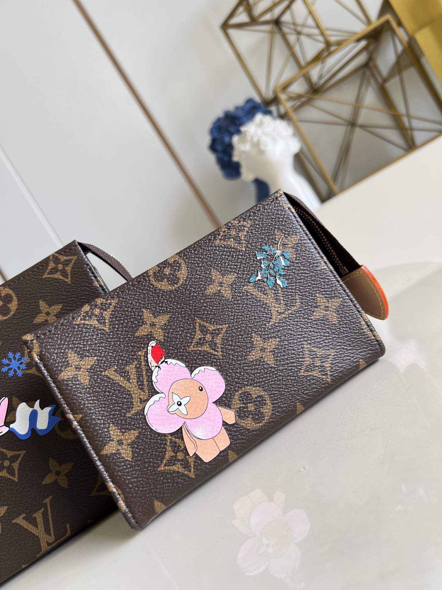 【顶级原单 M15357 】本款盥洗袋取材 Monogram 涂层帆布，巧妙呈现品牌吉祥物的奇幻冒险之旅