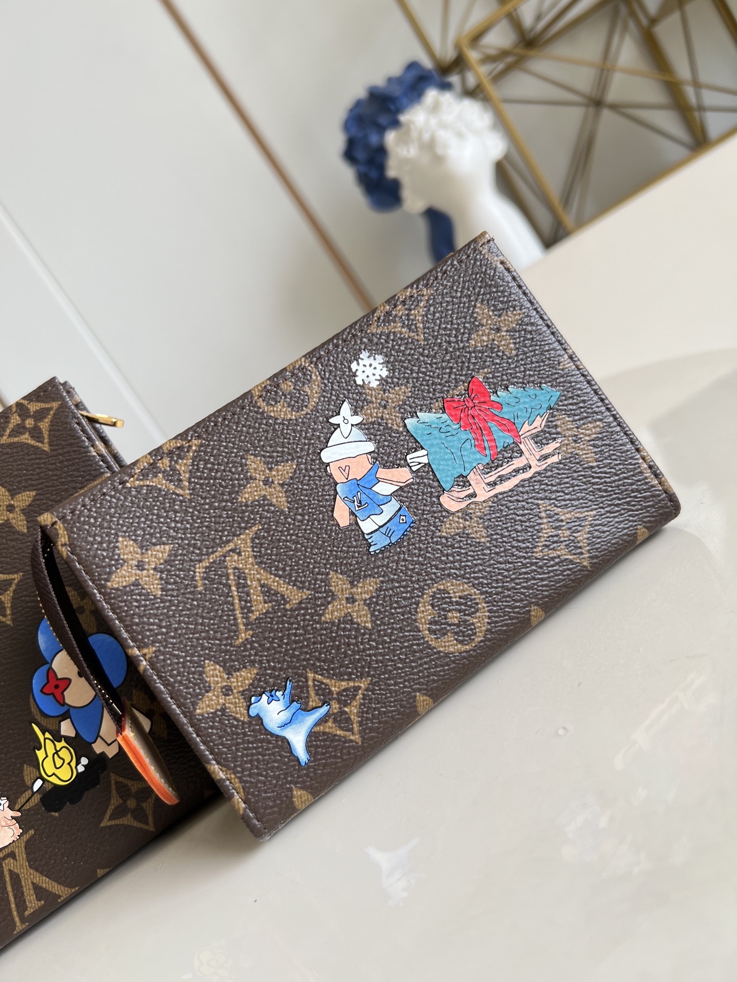 【顶级原单 M15357 】本款盥洗袋取材 Monogram 涂层帆布，巧妙呈现品牌吉祥物的奇幻冒险之旅