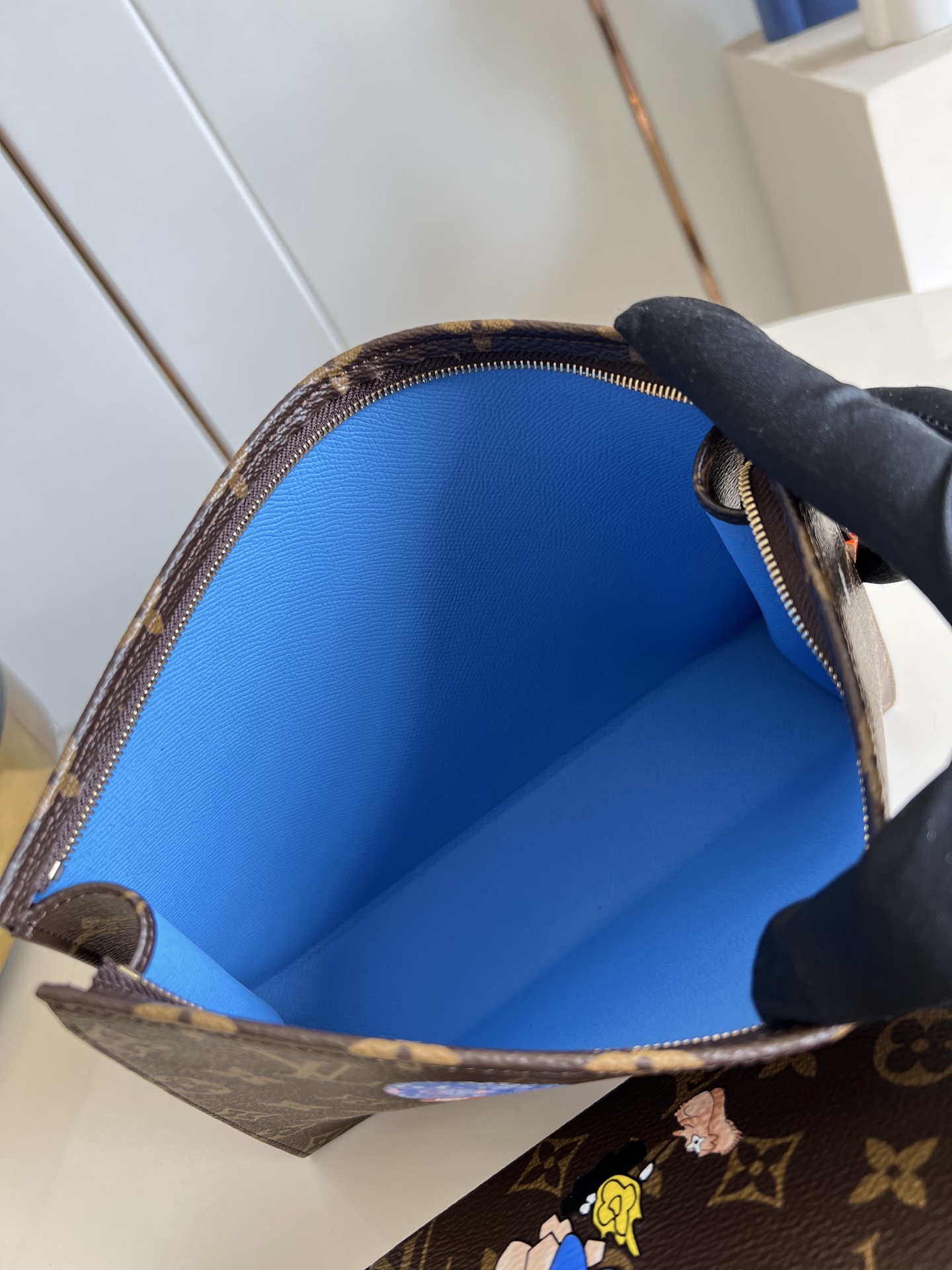 【顶级原单 M15357 】本款盥洗袋取材 Monogram 涂层帆布，巧妙呈现品牌吉祥物的奇幻冒险之旅