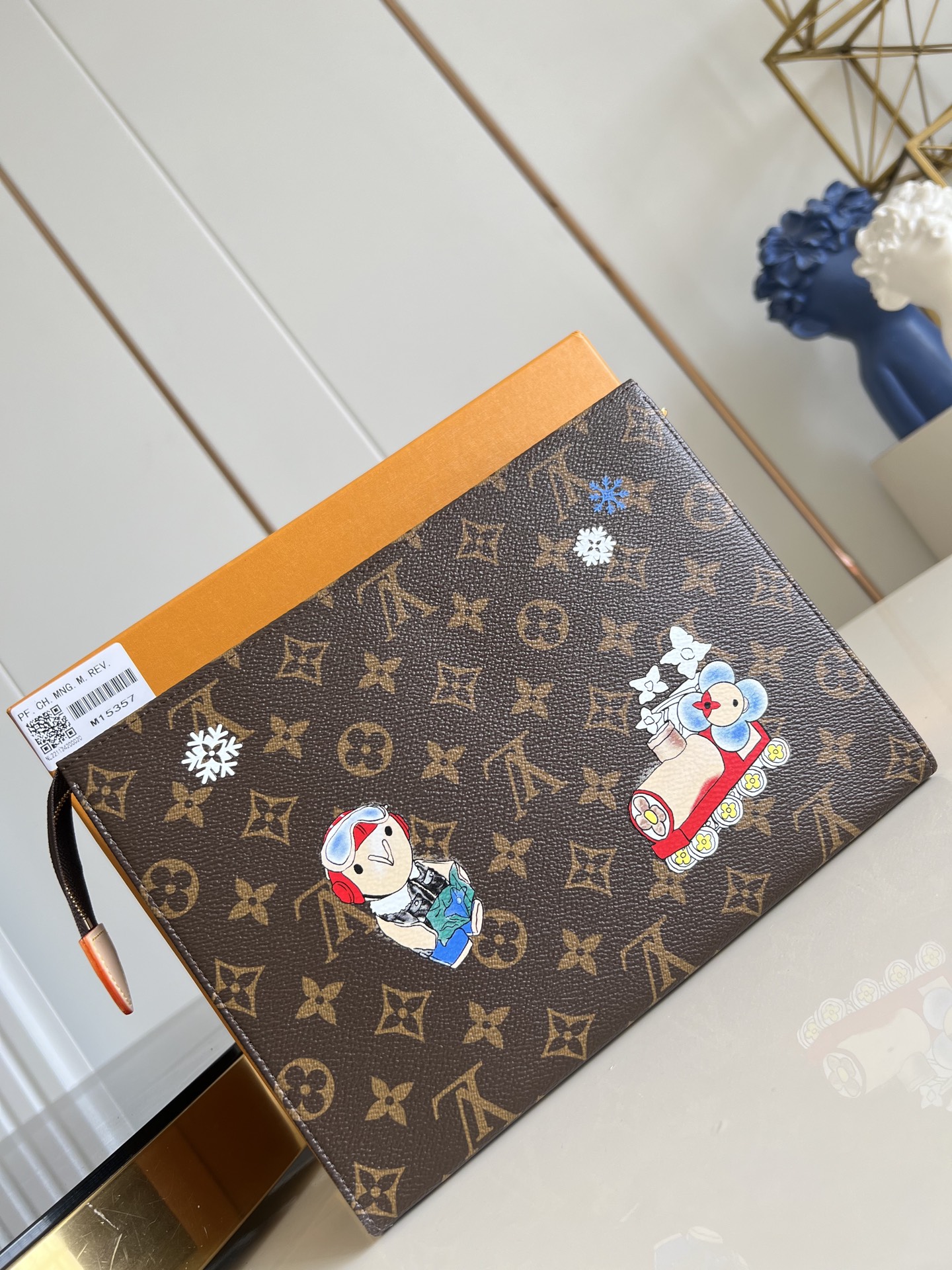 【顶级原单 M15357 】本款盥洗袋取材 Monogram 涂层帆布，巧妙呈现品牌吉祥物的奇幻冒险之旅