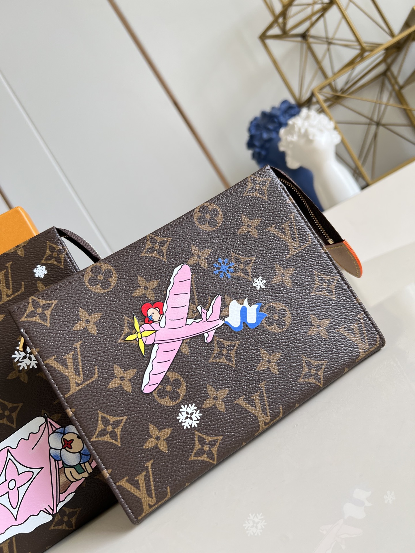 【顶级原单 M15357 】本款盥洗袋取材 Monogram 涂层帆布，巧妙呈现品牌吉祥物的奇幻冒险之旅