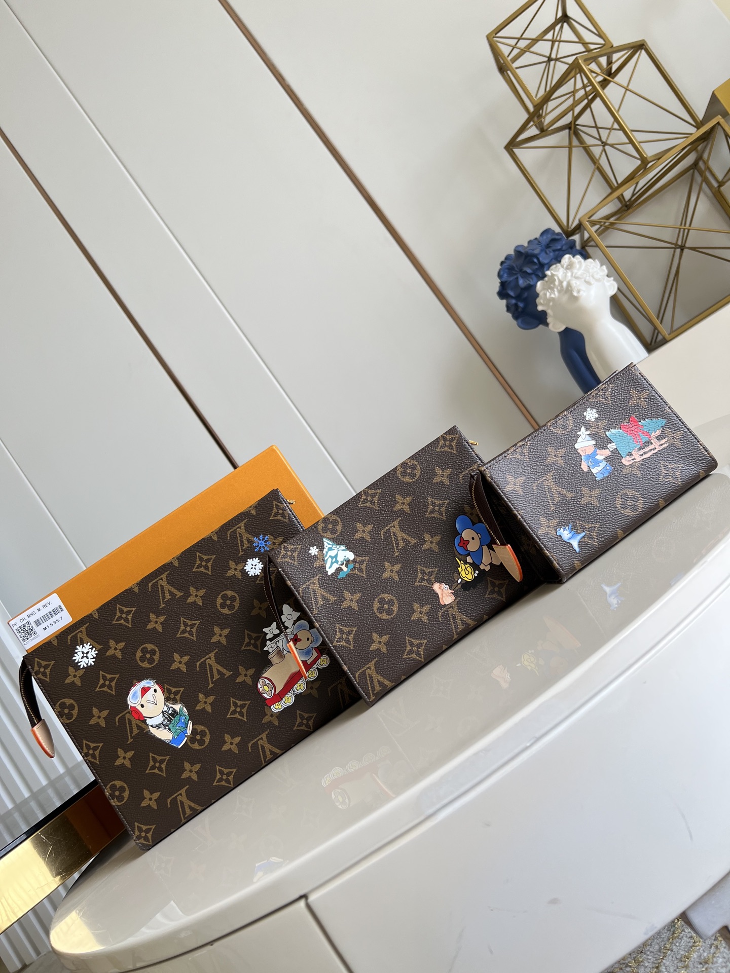 【顶级原单 M15357 】本款盥洗袋取材 Monogram 涂层帆布，巧妙呈现品牌吉祥物的奇幻冒险之旅