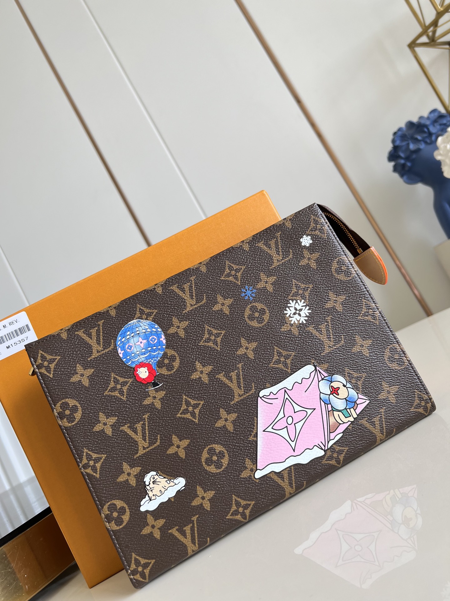 【顶级原单 M15357 】本款盥洗袋取材 Monogram 涂层帆布，巧妙呈现品牌吉祥物的奇幻冒险之旅