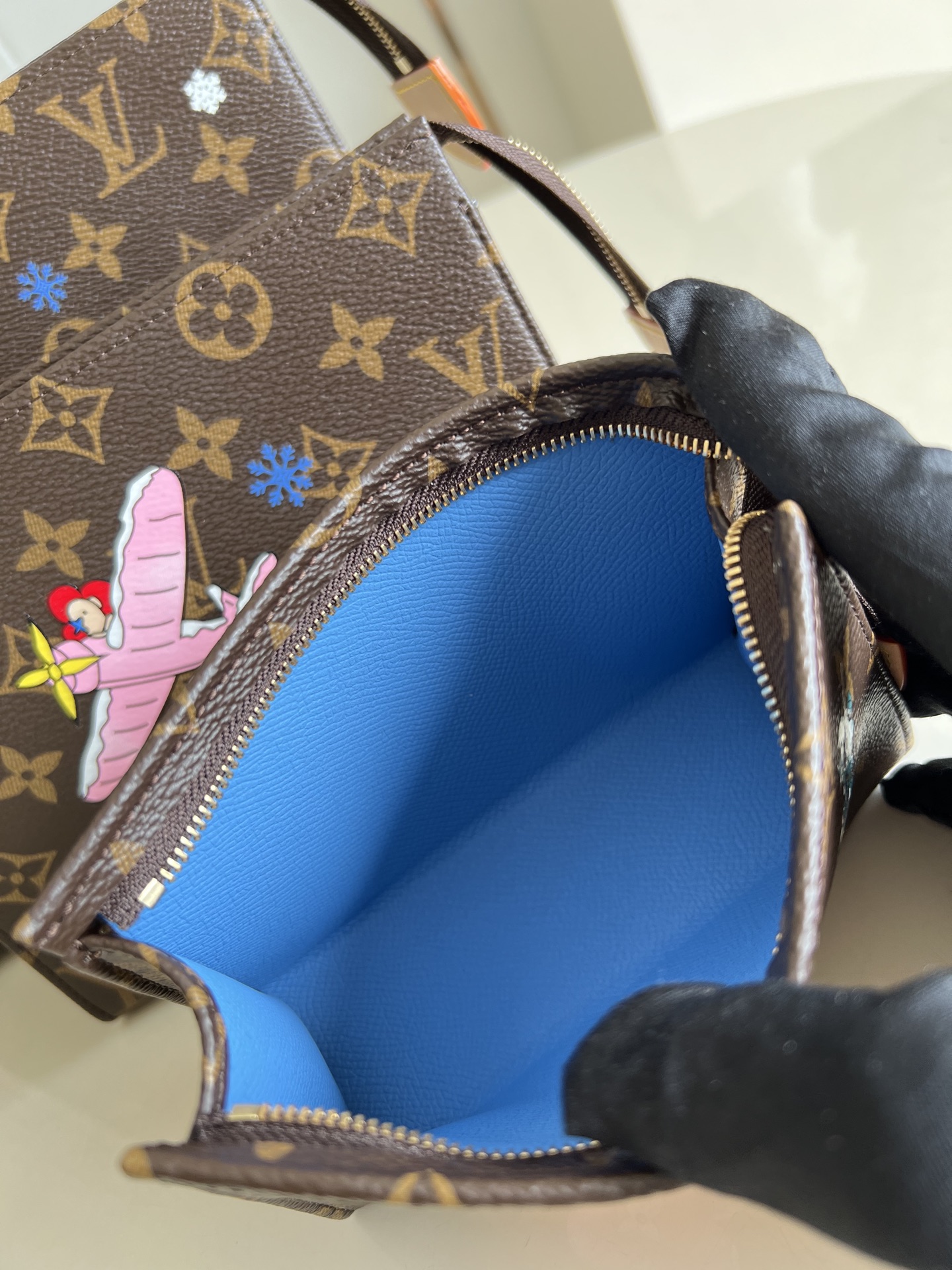 【顶级原单 M15357 】本款盥洗袋取材 Monogram 涂层帆布，巧妙呈现品牌吉祥物的奇幻冒险之旅