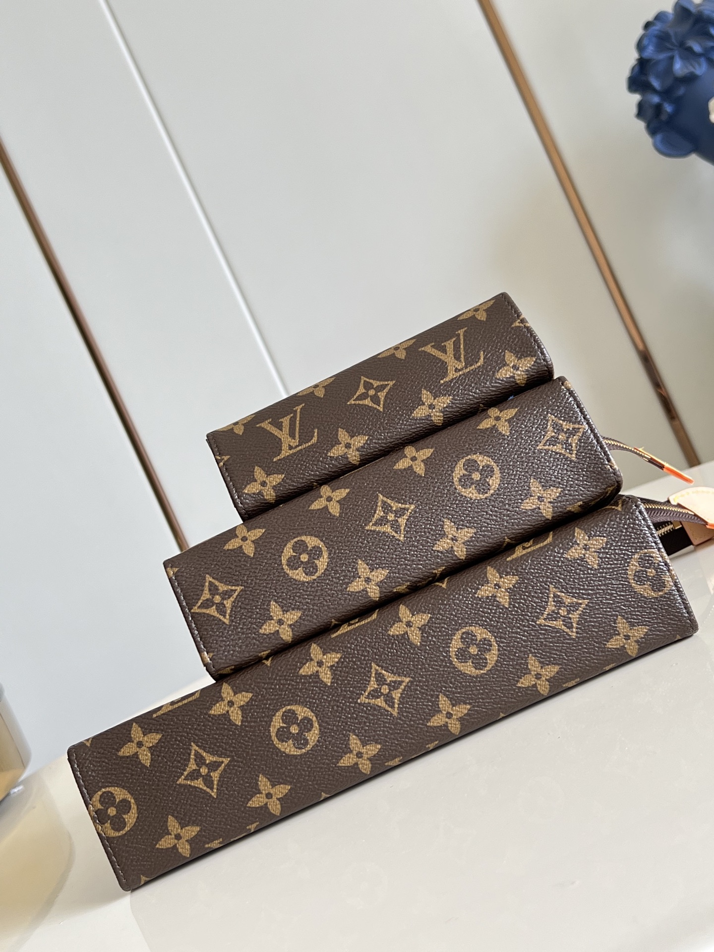 【顶级原单 M15357 】本款盥洗袋取材 Monogram 涂层帆布，巧妙呈现品牌吉祥物的奇幻冒险之旅