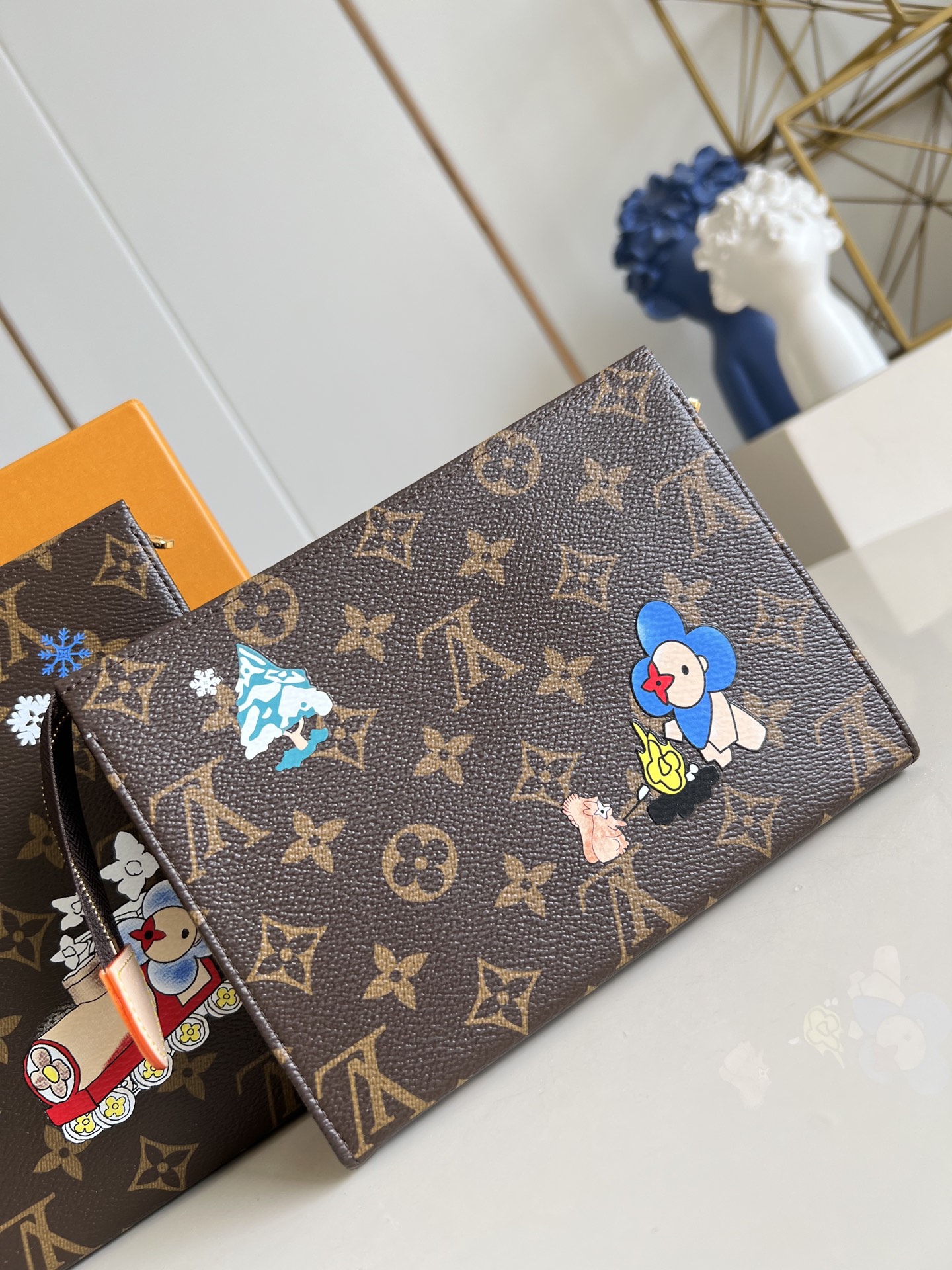 【顶级原单 M15357 】本款盥洗袋取材 Monogram 涂层帆布，巧妙呈现品牌吉祥物的奇幻冒险之旅