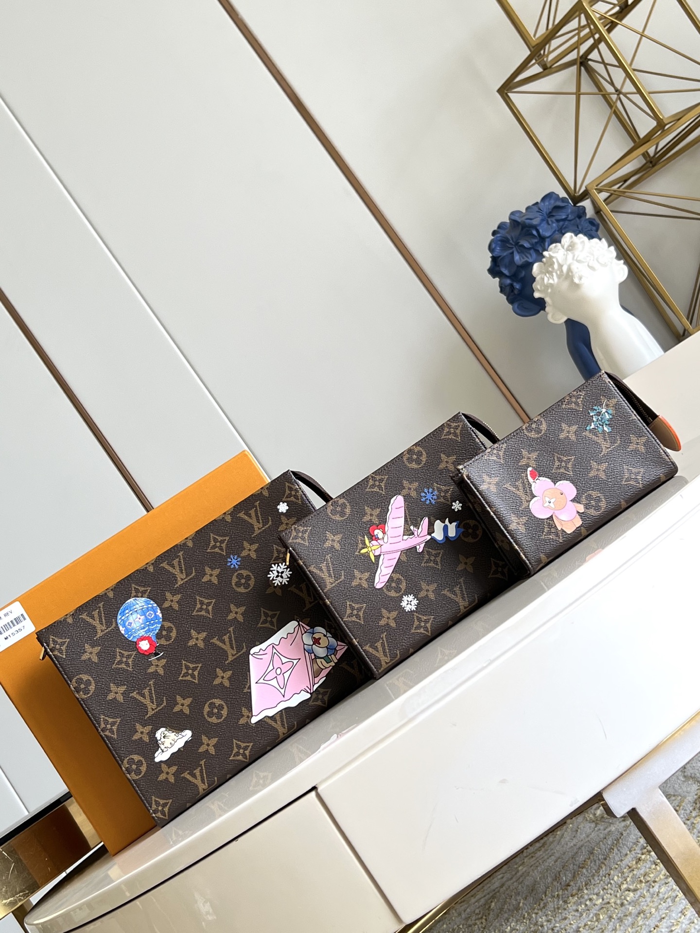 【顶级原单 M15357 】本款盥洗袋取材 Monogram 涂层帆布，巧妙呈现品牌吉祥物的奇幻冒险之旅