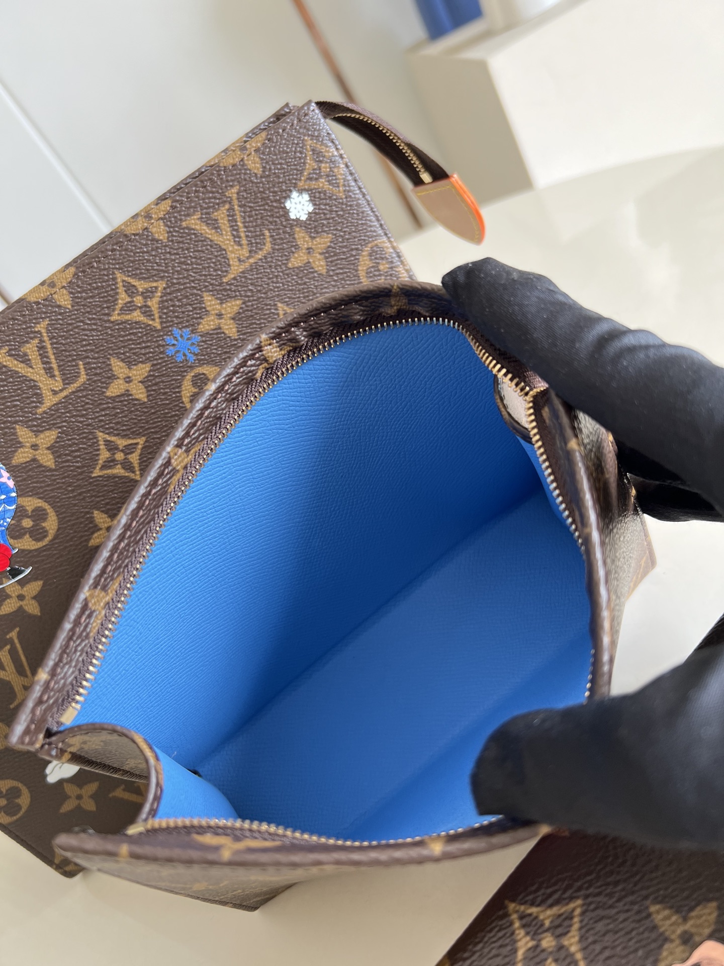 【顶级原单 M15357 】本款盥洗袋取材 Monogram 涂层帆布，巧妙呈现品牌吉祥物的奇幻冒险之旅