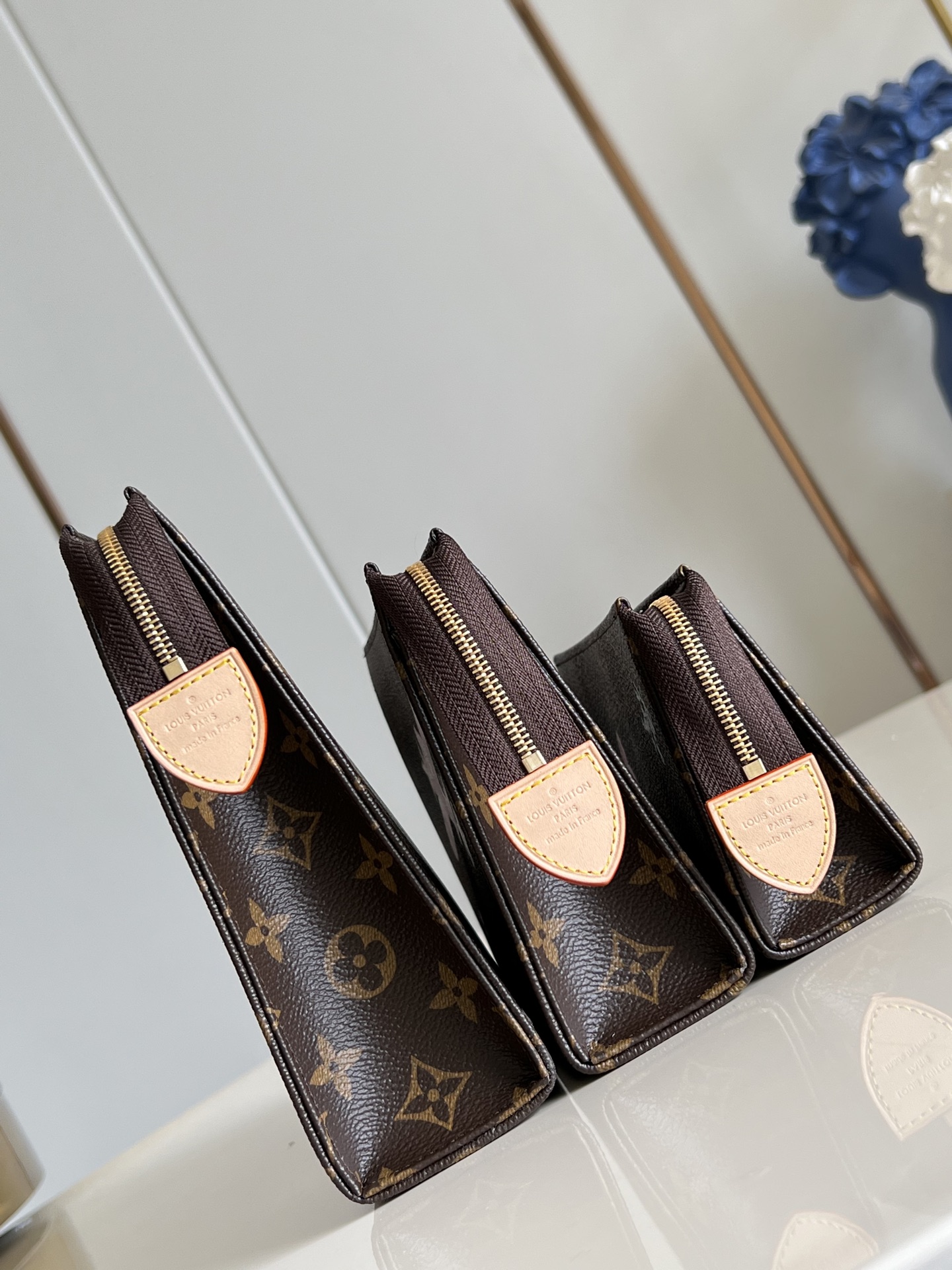 【顶级原单 M15357 】本款盥洗袋取材 Monogram 涂层帆布，巧妙呈现品牌吉祥物的奇幻冒险之旅