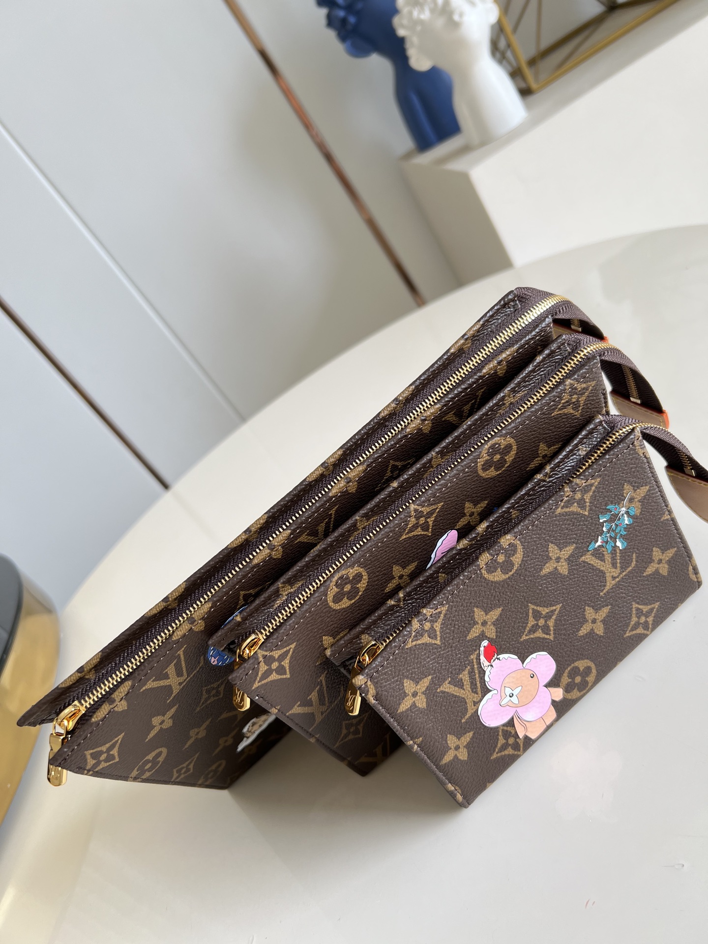 【顶级原单 M15357 】本款盥洗袋取材 Monogram 涂层帆布，巧妙呈现品牌吉祥物的奇幻冒险之旅