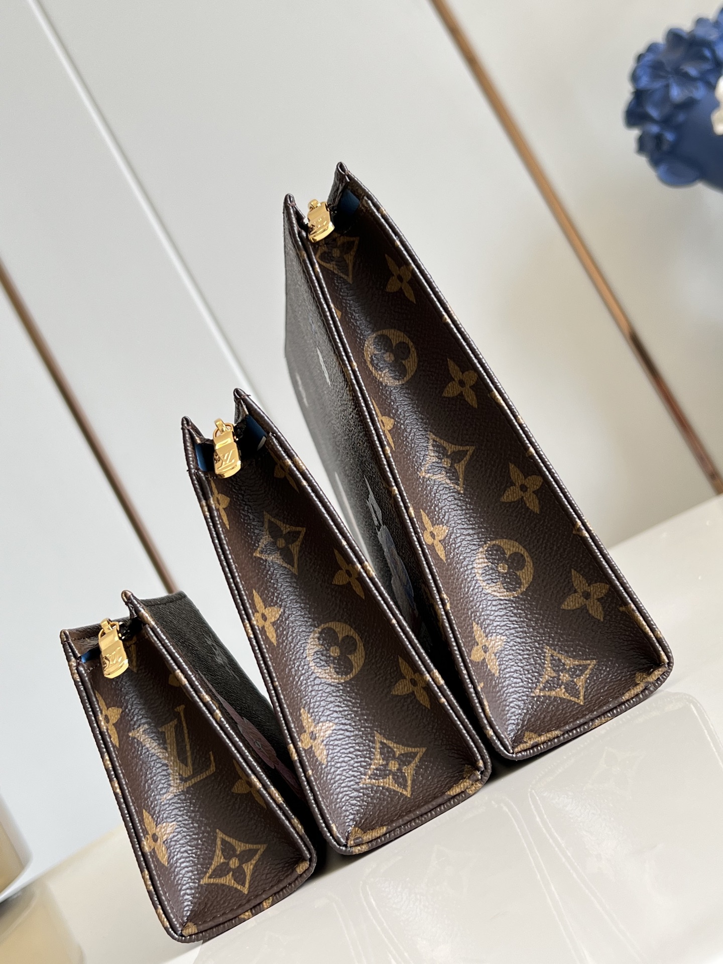 【顶级原单 M15357 】本款盥洗袋取材 Monogram 涂层帆布，巧妙呈现品牌吉祥物的奇幻冒险之旅