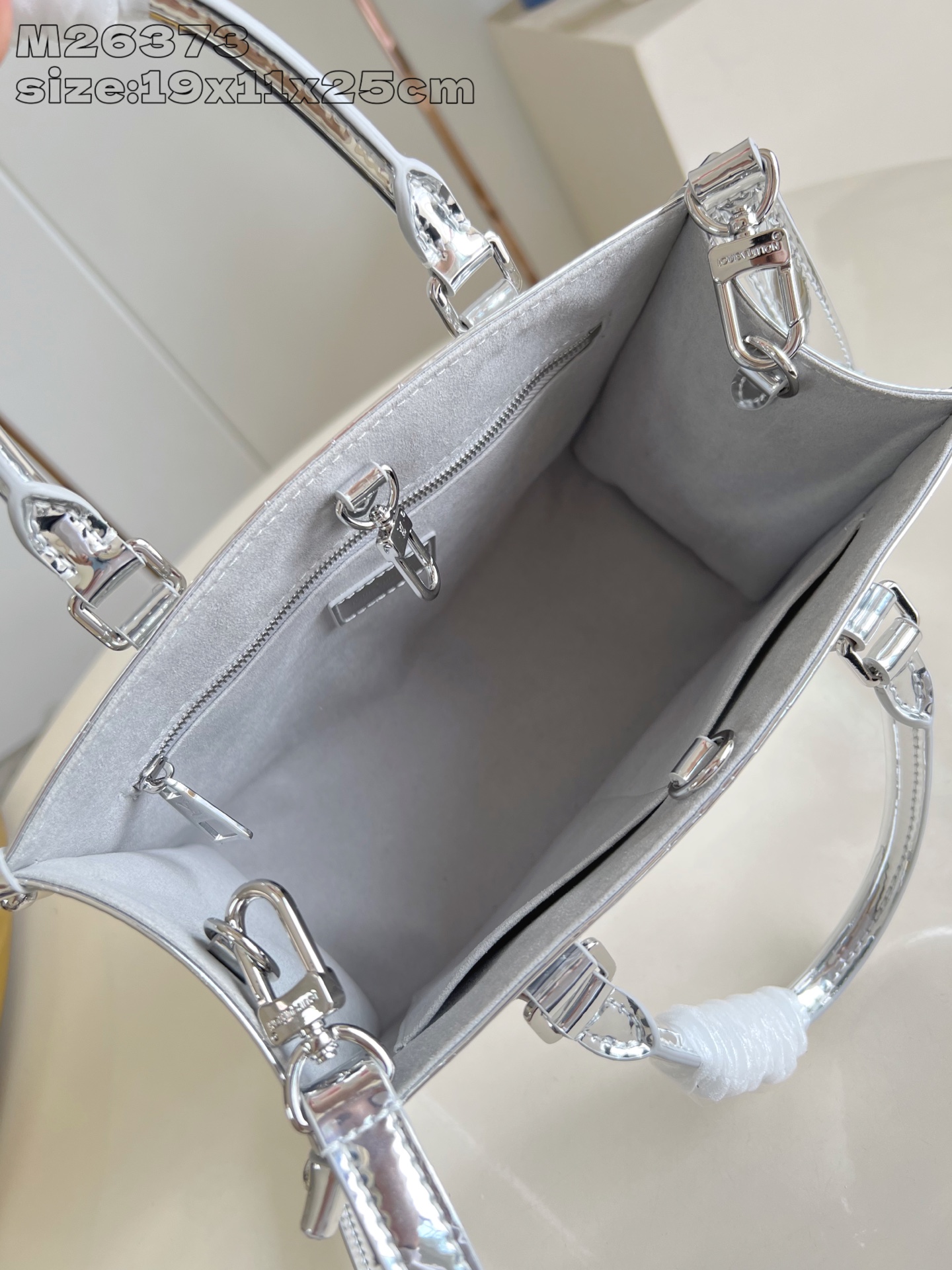 【顶级原单 M26373 】本款 OnTheGo 小号手袋以 Monogram Miroir 版本加入 