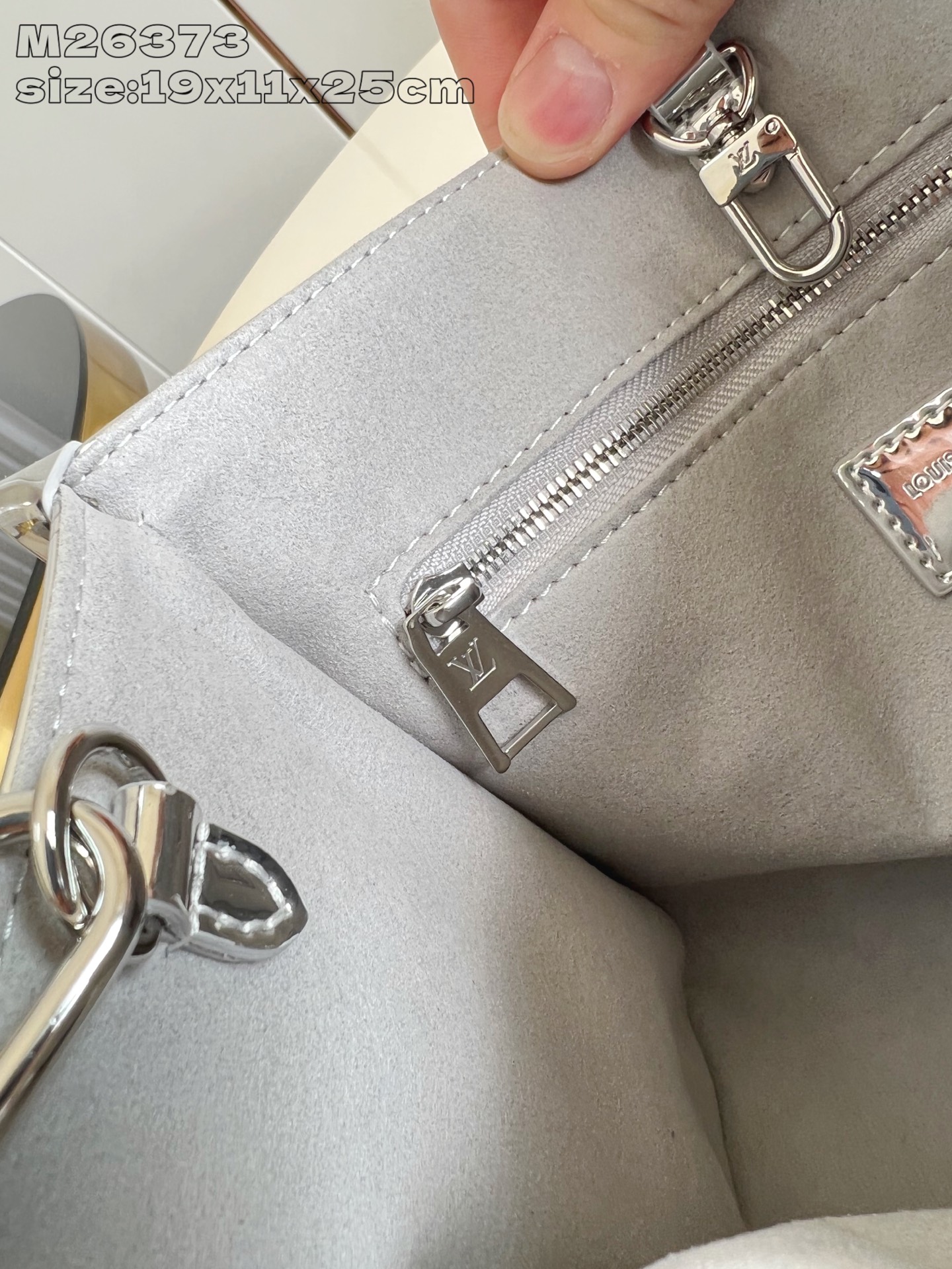 【顶级原单 M26373 】本款 OnTheGo 小号手袋以 Monogram Miroir 版本加入 