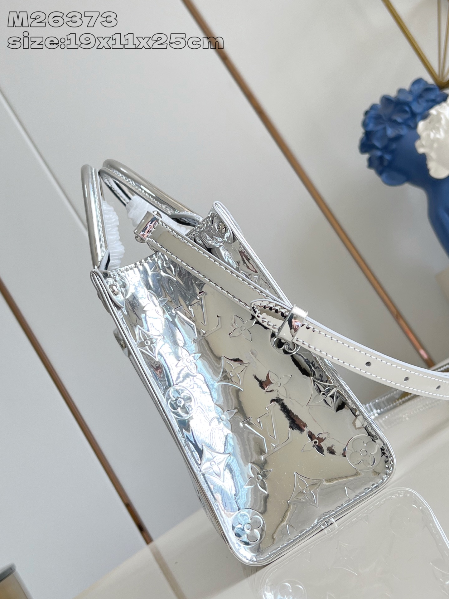 【顶级原单 M26373 】本款 OnTheGo 小号手袋以 Monogram Miroir 版本加入 