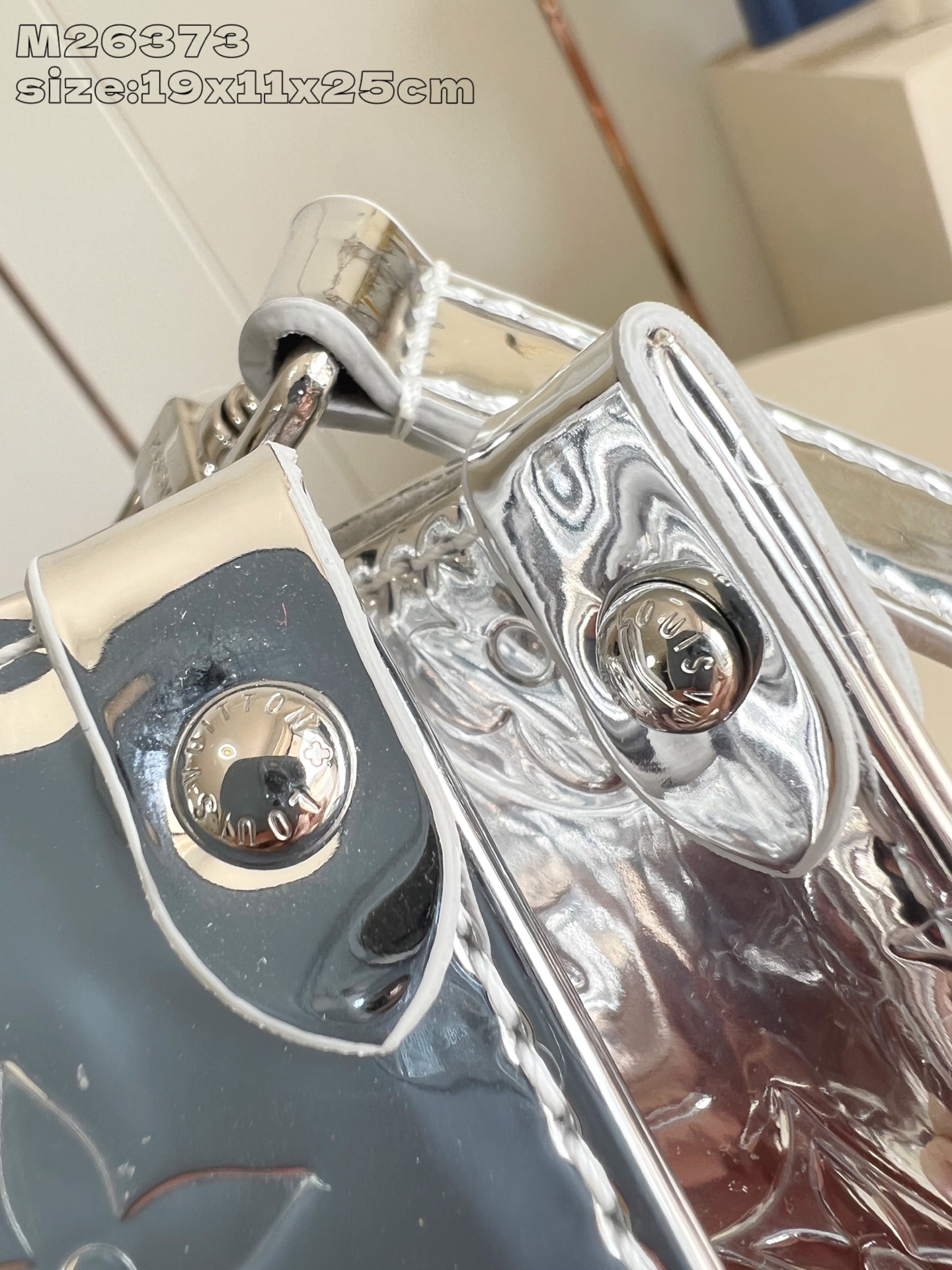 【顶级原单 M26373 】本款 OnTheGo 小号手袋以 Monogram Miroir 版本加入 