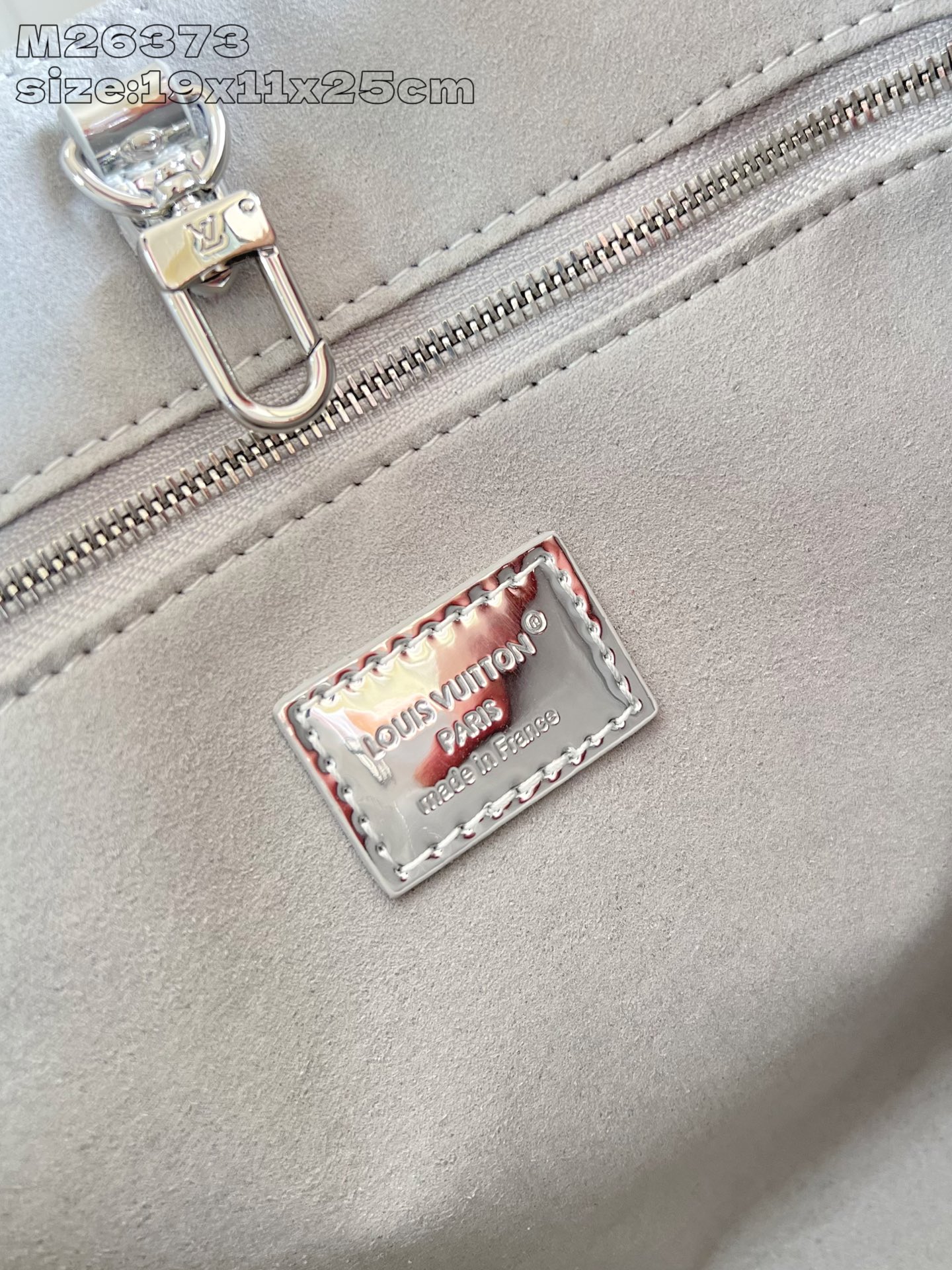 【顶级原单 M26373 】本款 OnTheGo 小号手袋以 Monogram Miroir 版本加入 