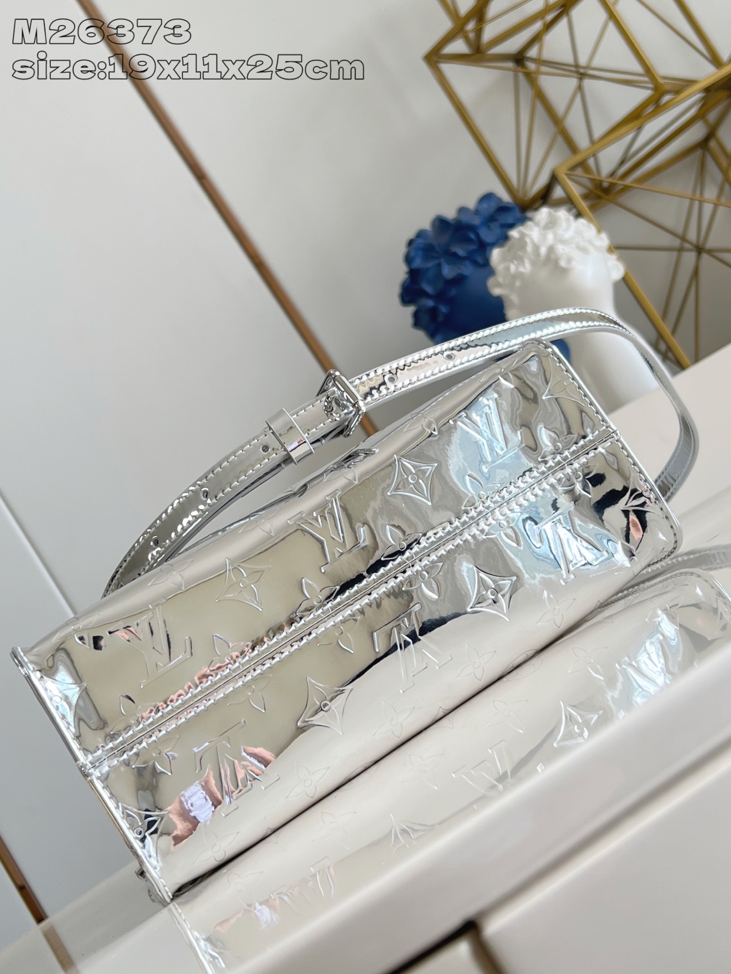 【顶级原单 M26373 】本款 OnTheGo 小号手袋以 Monogram Miroir 版本加入 