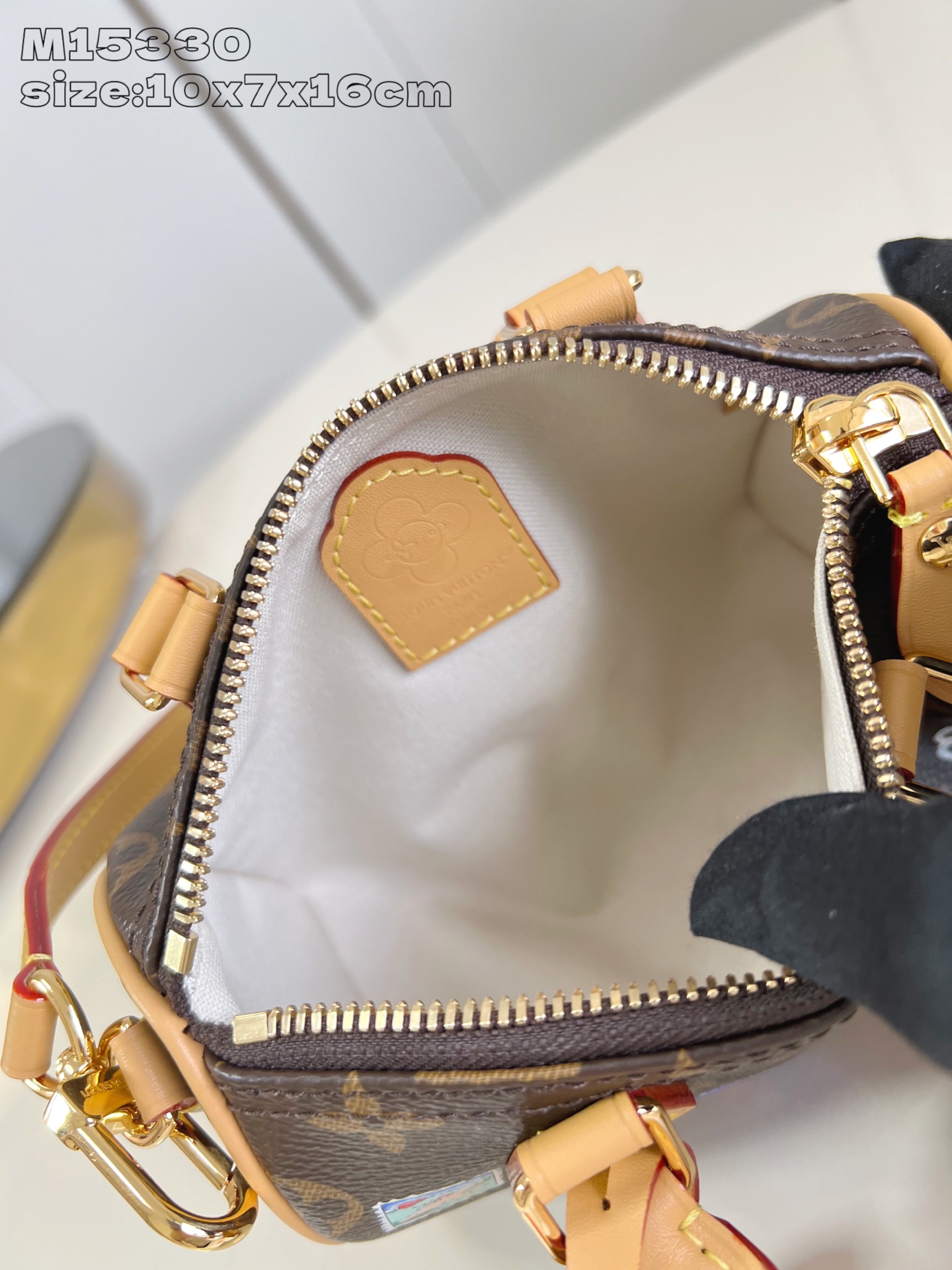 【顶级原单 M15330 】本款 Nano Speedy 手袋邀请品牌吉祥物 Vivienne 现身妙趣