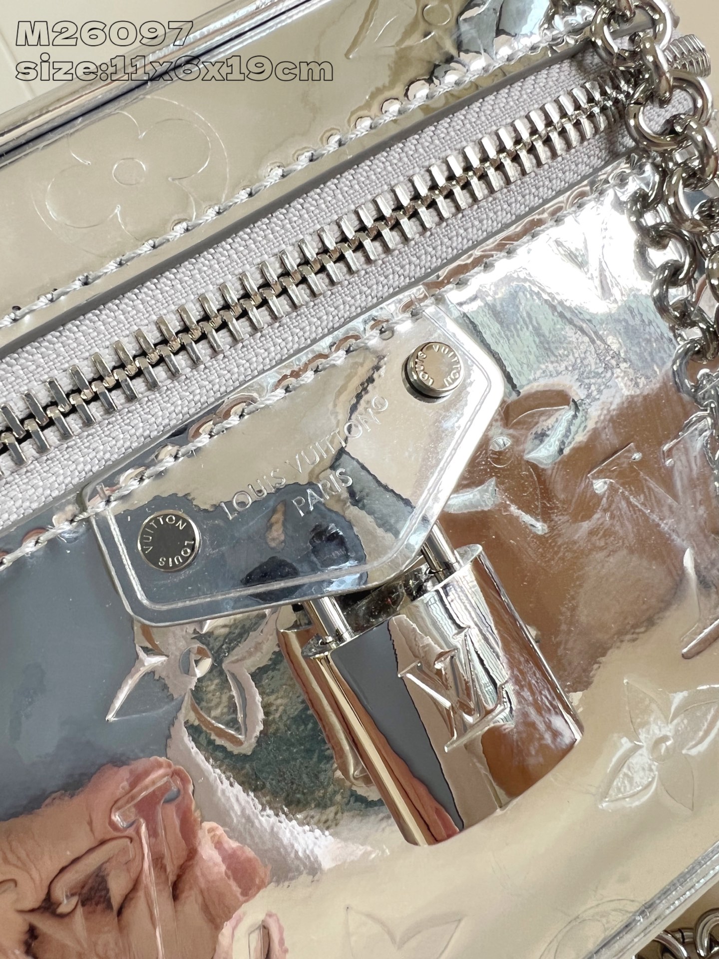 【顶级原单 M26097 】本款 Vanity Chain Pouch 手袋出自 LV Ski 系列，向