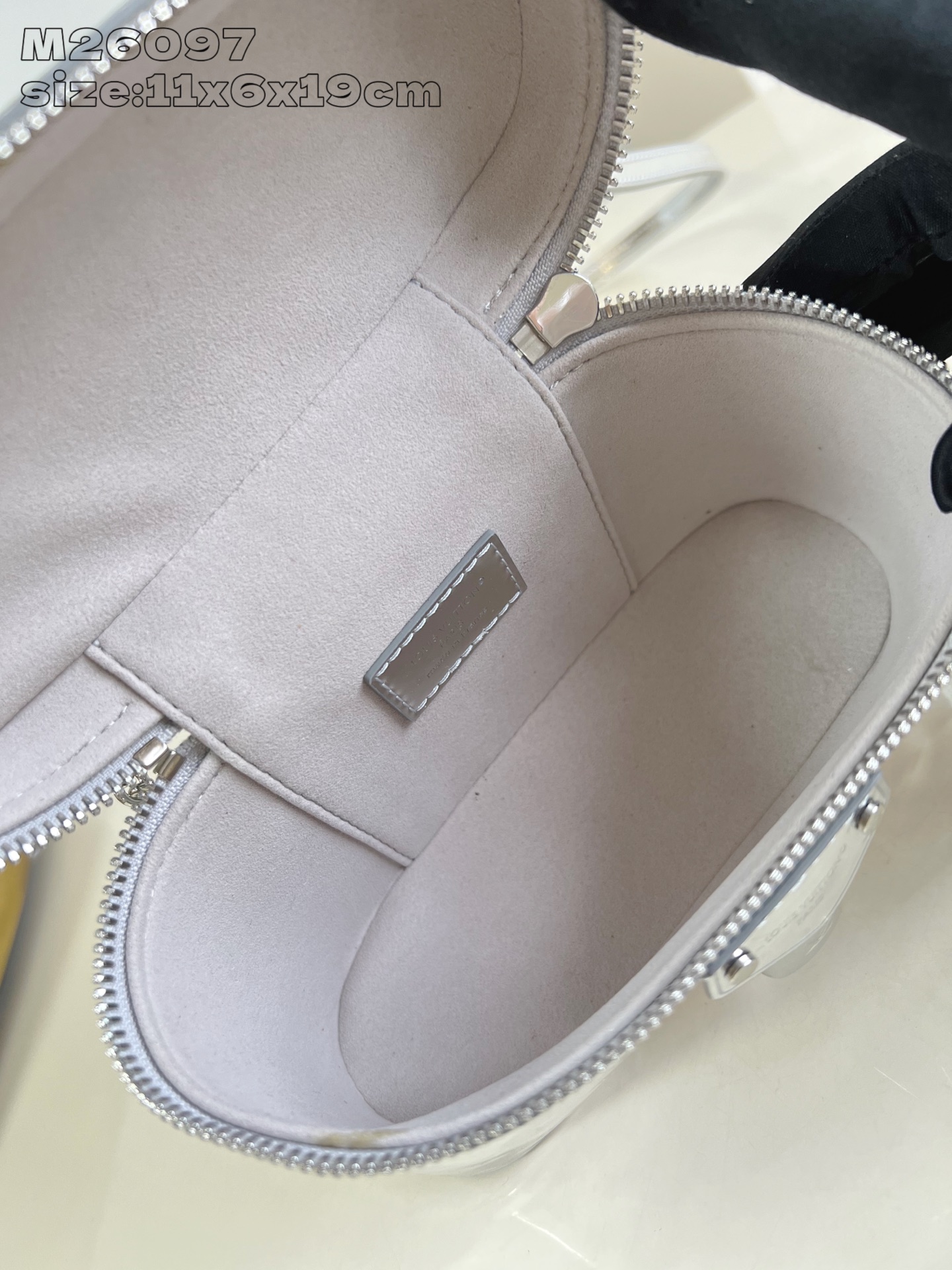 【顶级原单 M26097 】本款 Vanity Chain Pouch 手袋出自 LV Ski 系列，向