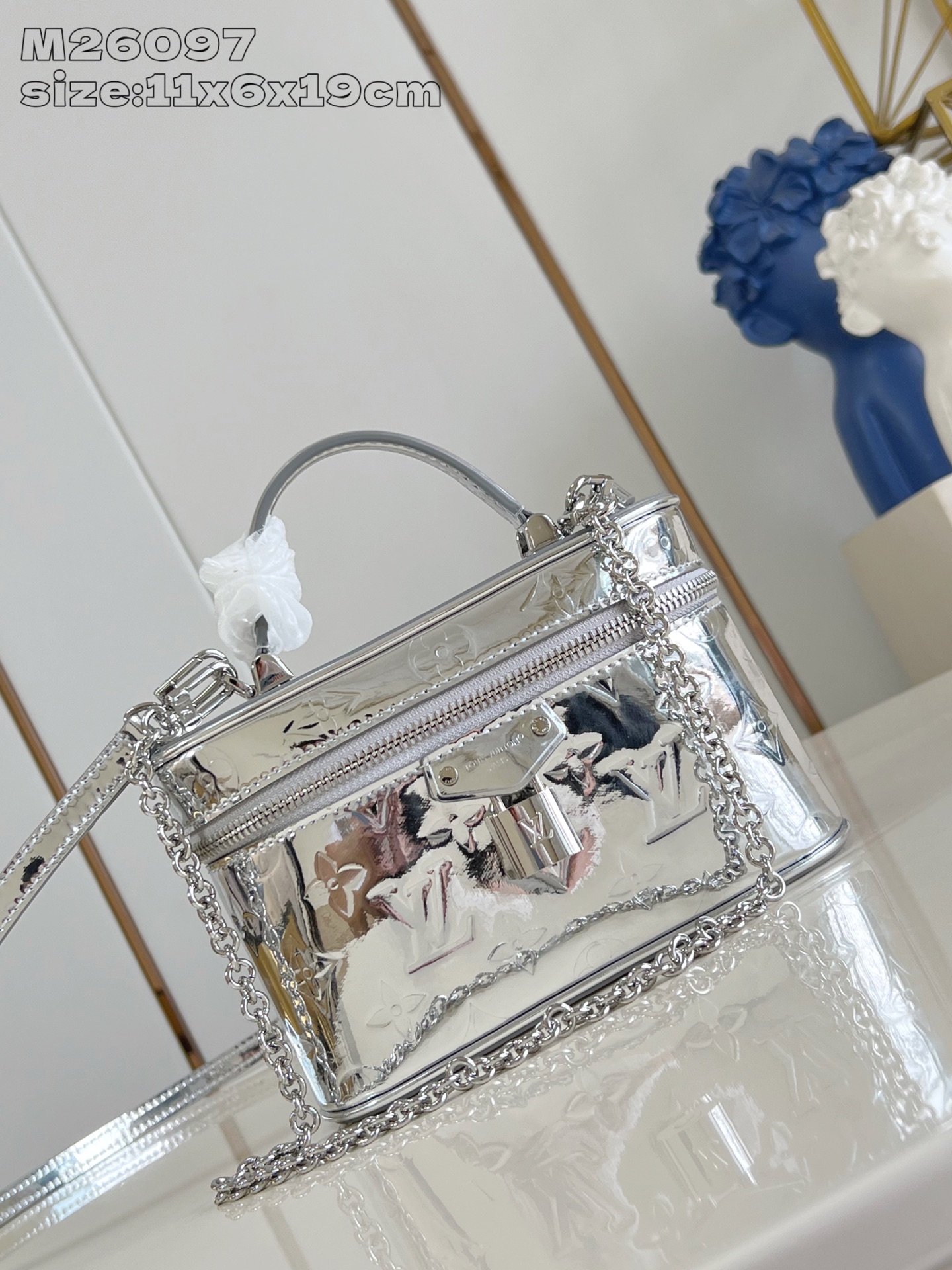 【顶级原单 M26097 】本款 Vanity Chain Pouch 手袋出自 LV Ski 系列，向