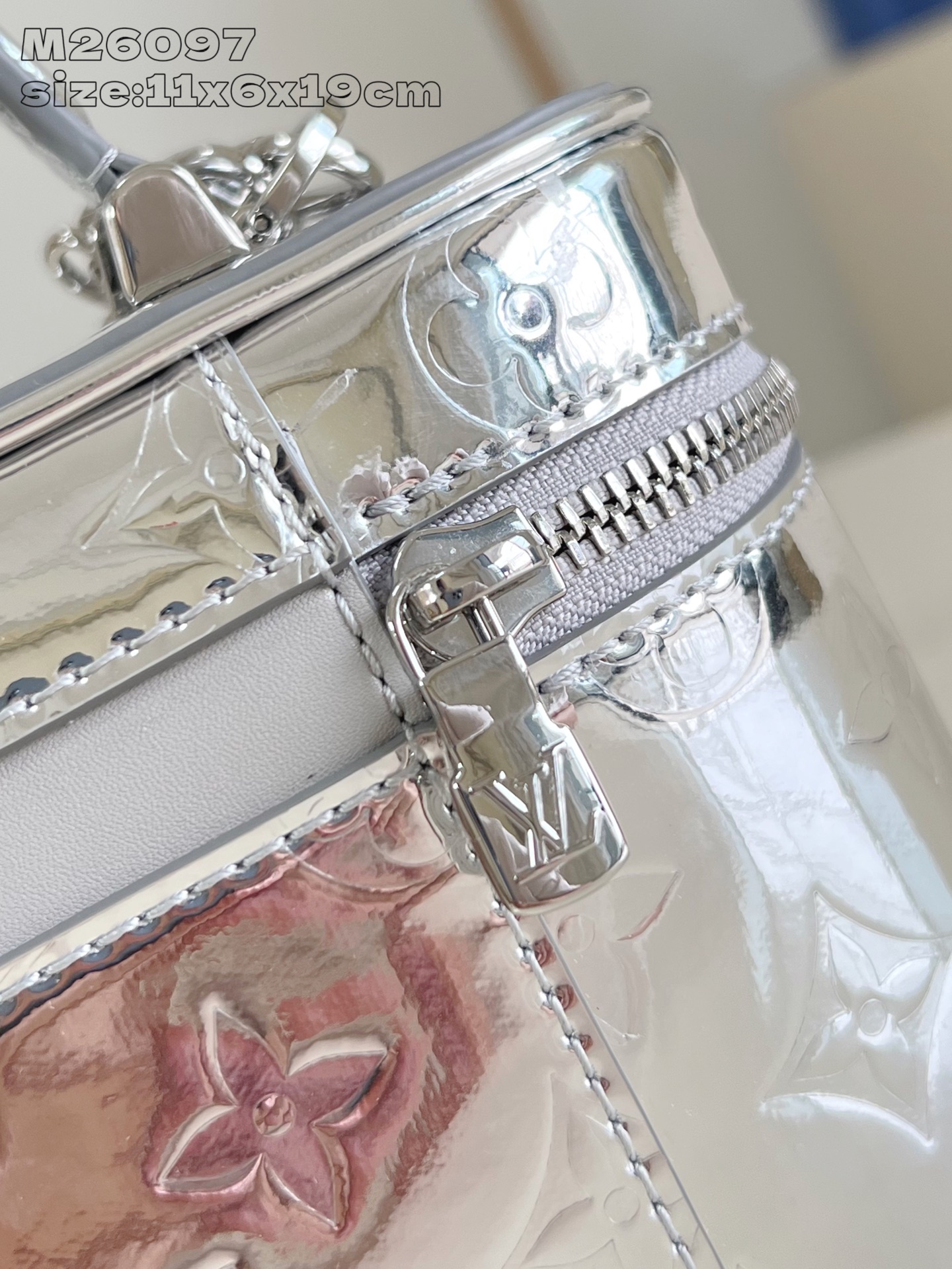 【顶级原单 M26097 】本款 Vanity Chain Pouch 手袋出自 LV Ski 系列，向