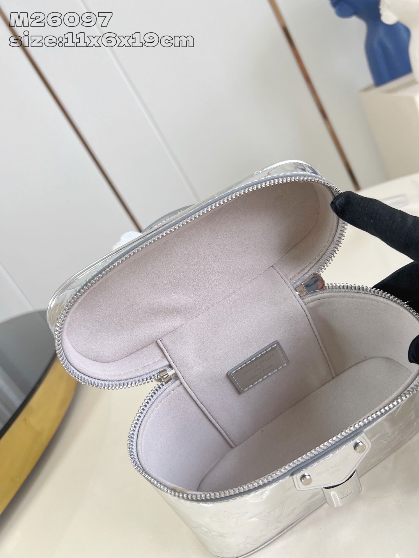 【顶级原单 M26097 】本款 Vanity Chain Pouch 手袋出自 LV Ski 系列，向