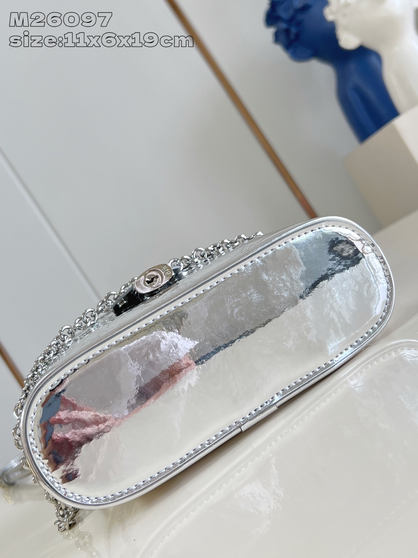 【顶级原单 M26097 】本款 Vanity Chain Pouch 手袋出自 LV Ski 系列，向