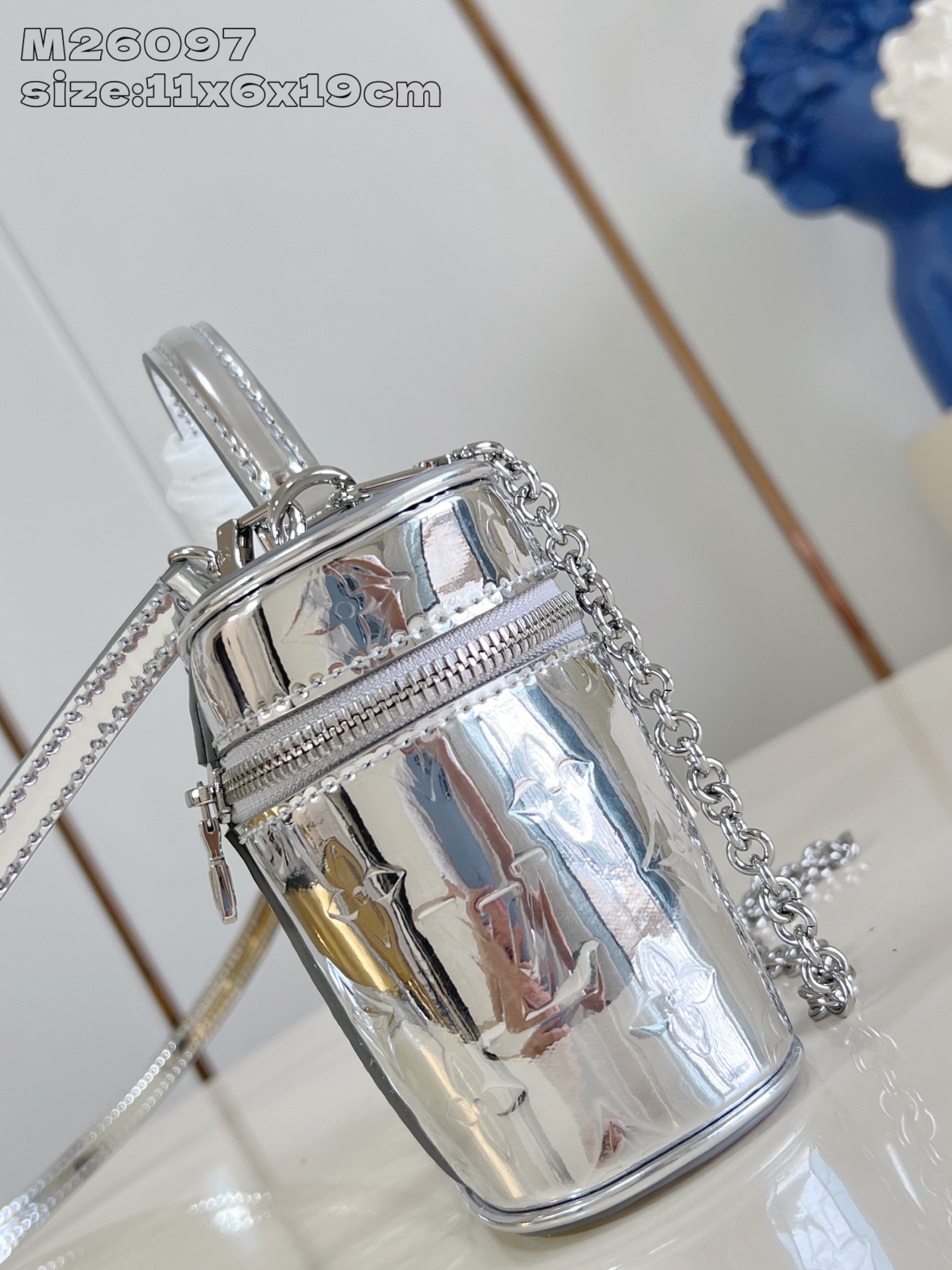 【顶级原单 M26097 】本款 Vanity Chain Pouch 手袋出自 LV Ski 系列，向