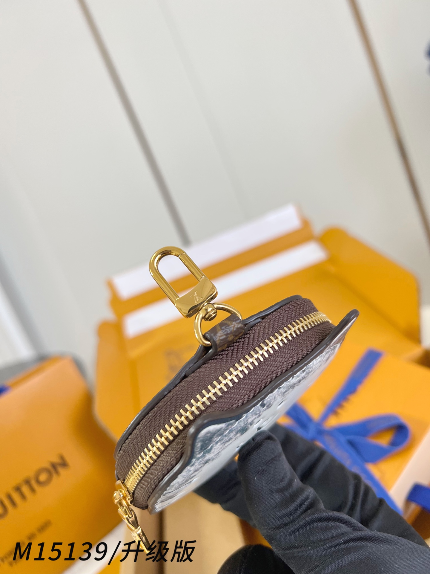 【 M15139/升级钢五金版 】🎁配全套精品包装 這款LV Travels With Grace Co