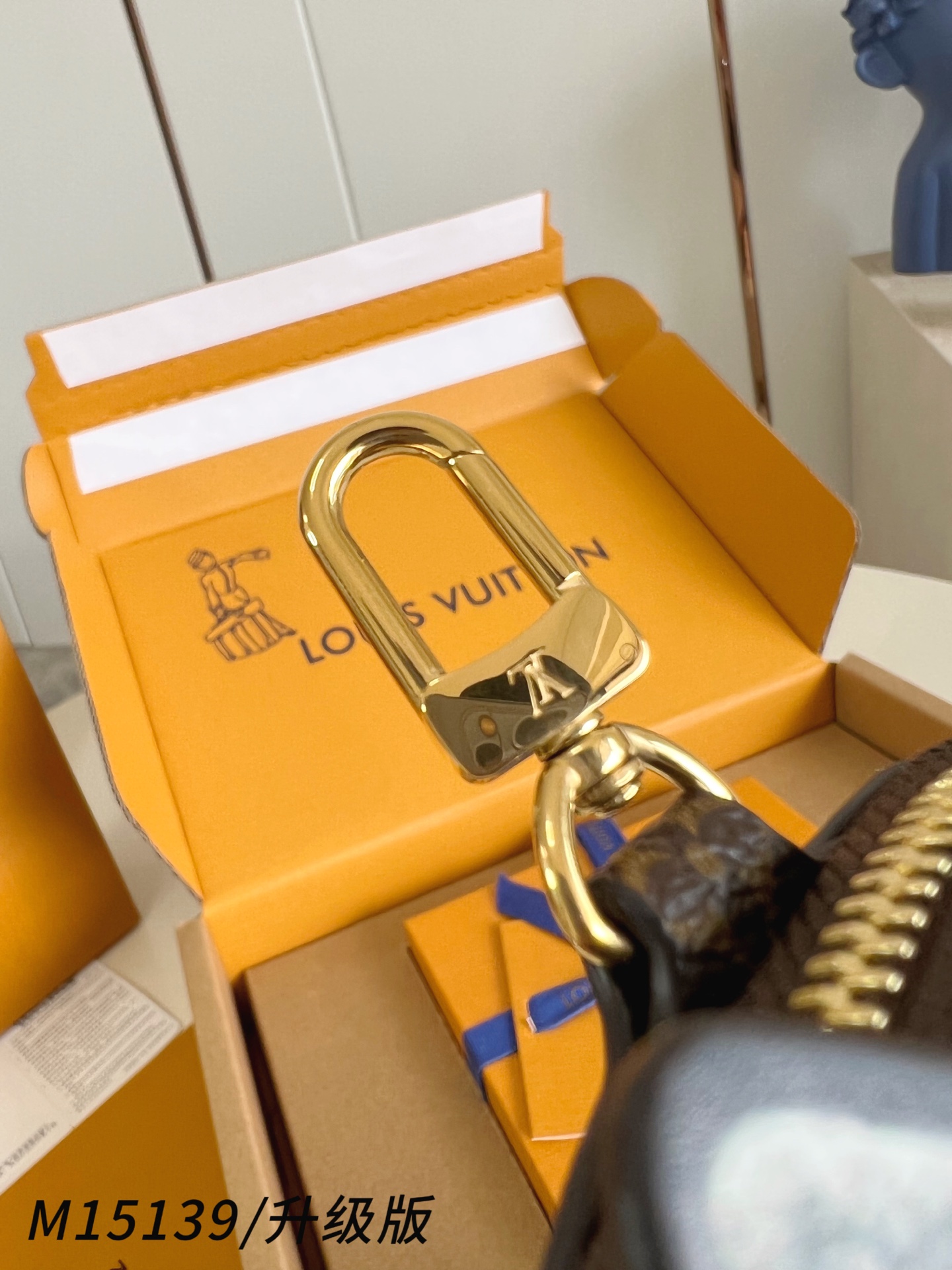 【 M15139/升级钢五金版 】🎁配全套精品包装 這款LV Travels With Grace Co