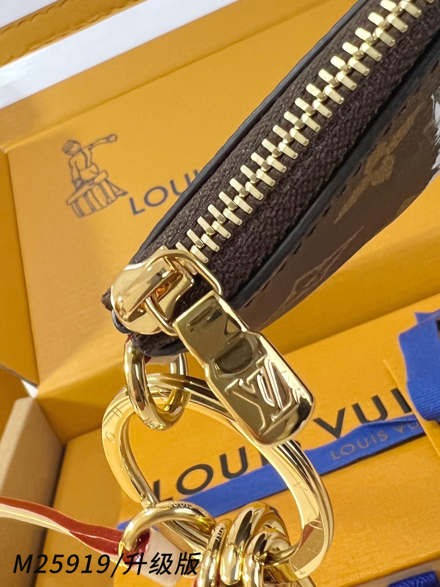 【 M25919/全钢五金版 】🎁配全套精品包装 本款手机挂饰以时尚偶像 Grace Coddingto